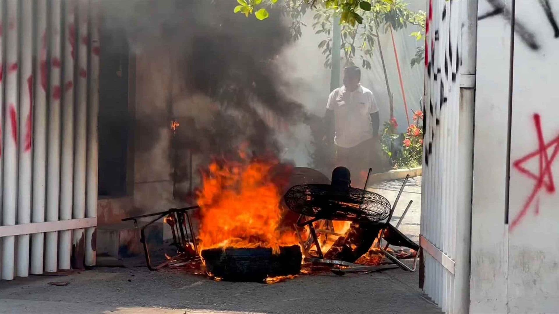 Protesta de la CNTE en Tuxtla Gutiérrez Termina en Vandalismo; Dirigente se Deslinda