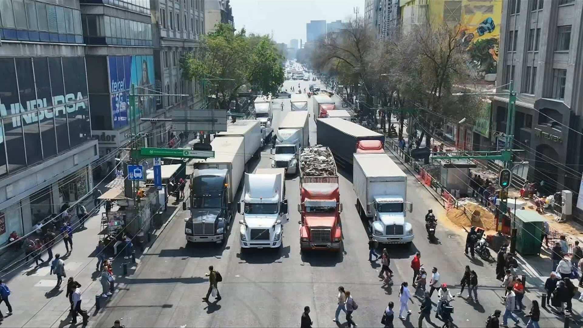 Manifestantes Hoy en CDMX: Estudiantes Bloquean Eje Central y 5 de Mayo