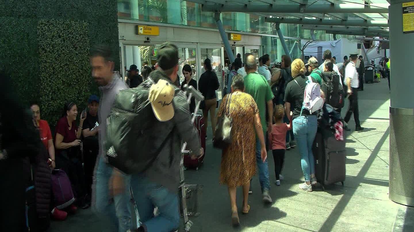 Miles de Personas Llenaron el Aeropuerto Internacional de Guadalajara