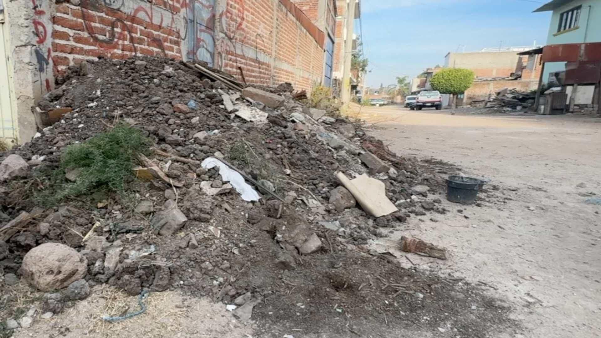 Vecinos de San Bernardo en León, Denuncian Tiradero de Escombro en la Calles