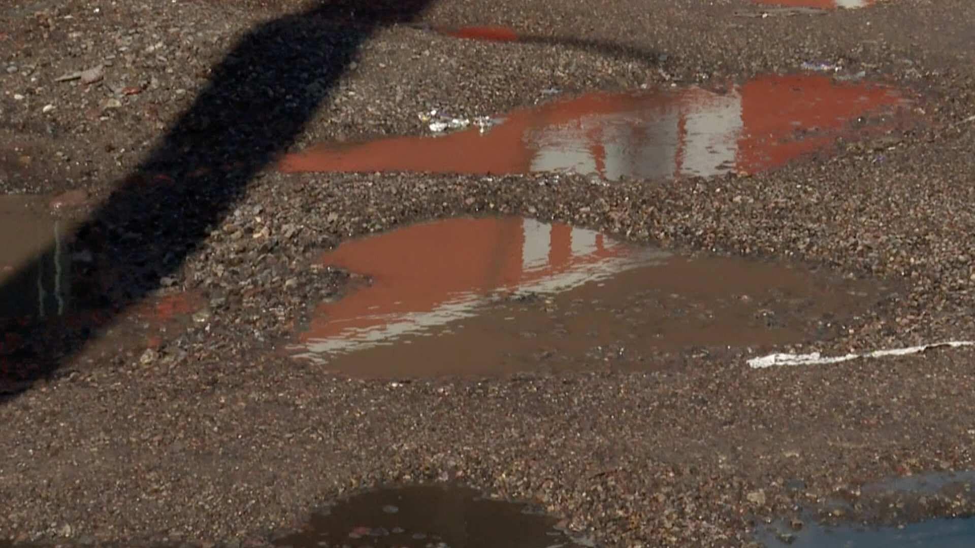 Vecinos Denuncian Fuga de Aguas Negras que Provocó Baches en Colonia Sahuaro de Hermosillo