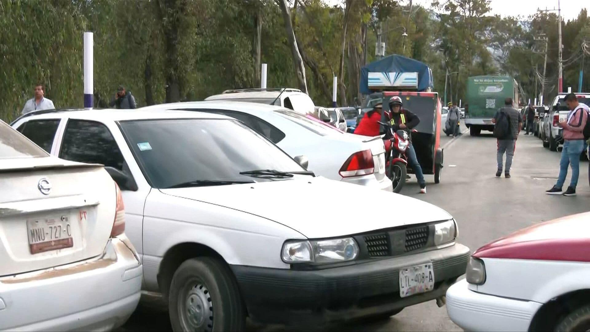 Taxistas Protestan en San Andrés Mixquic, Tláhuac, por Cierre del Paso del Toro