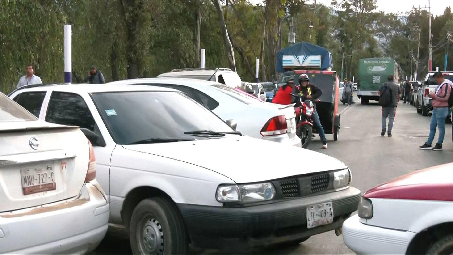 Taxistas Protestan en San Andrés Mixquic, Tláhuac, por Cierre del Paso del Toro