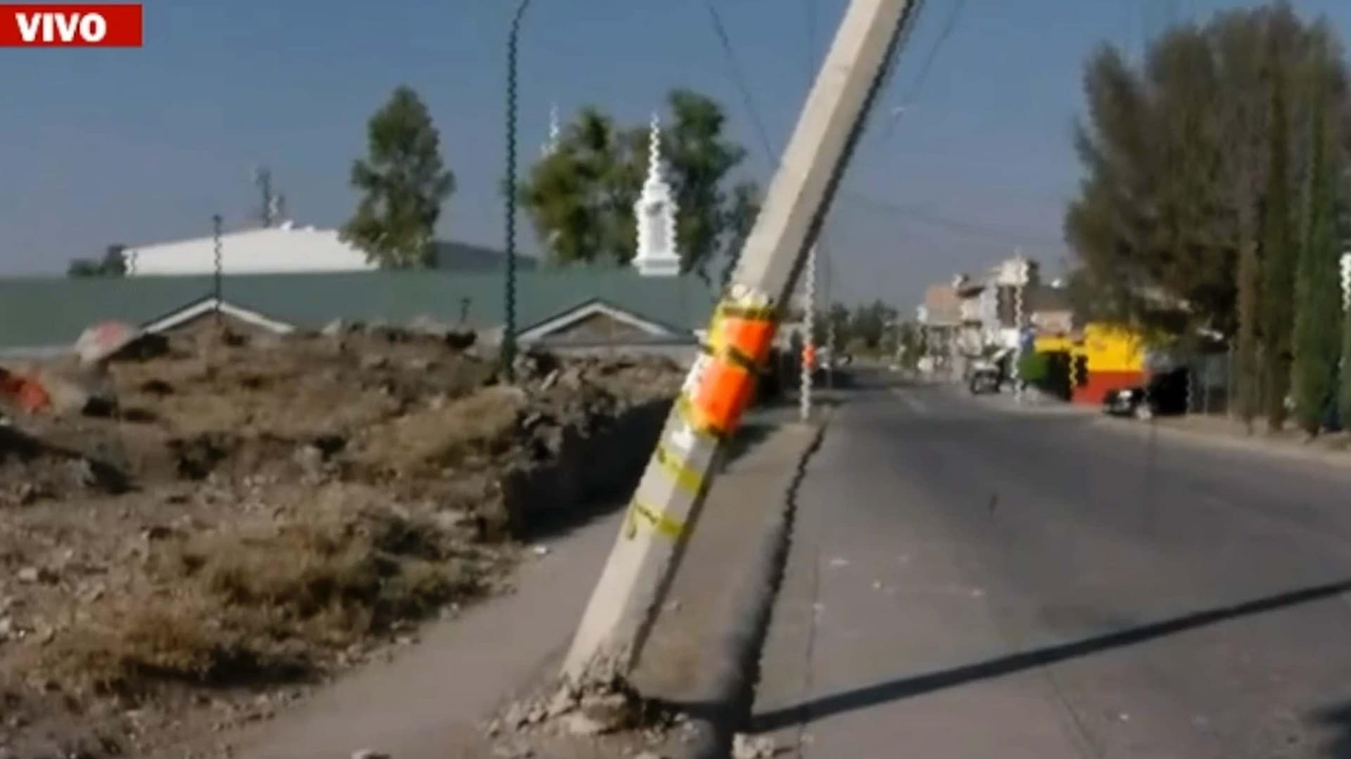 A Punto de Caerse. Poste de Luz es Solo Detenido por Cables en Peñón en Gibraltar