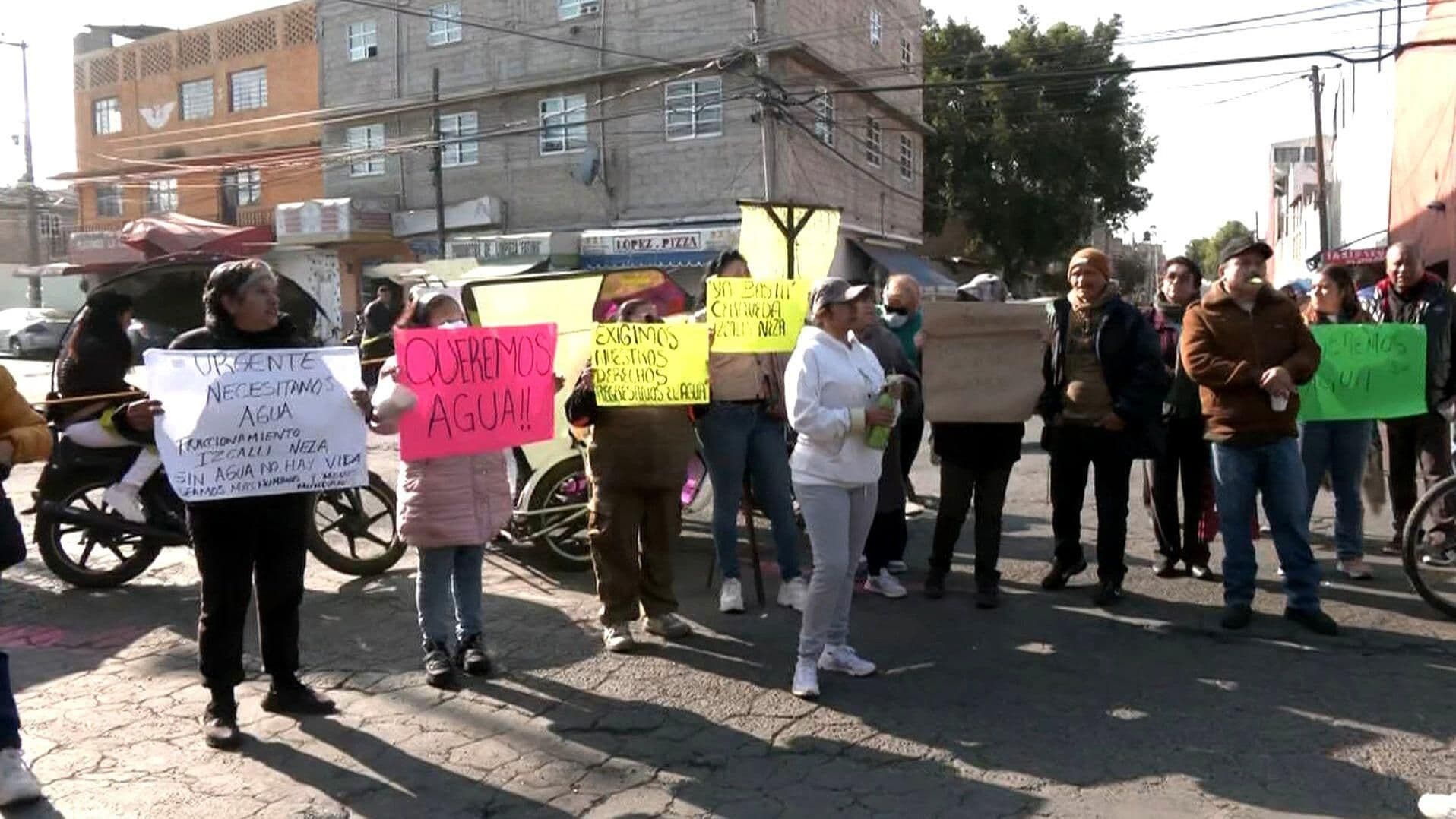Vecinos de Nezahualcóyotl, Edomex, Bloquean Avenida Chimalhuacán por Falta de Agua