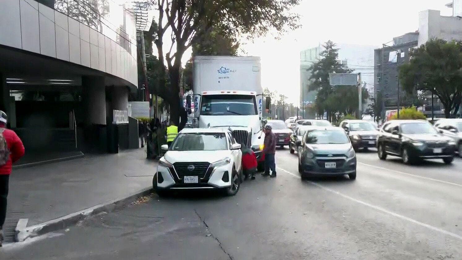 Auto Choca Con un Tráiler entre Barranca del Muerto y Periférico Hoy