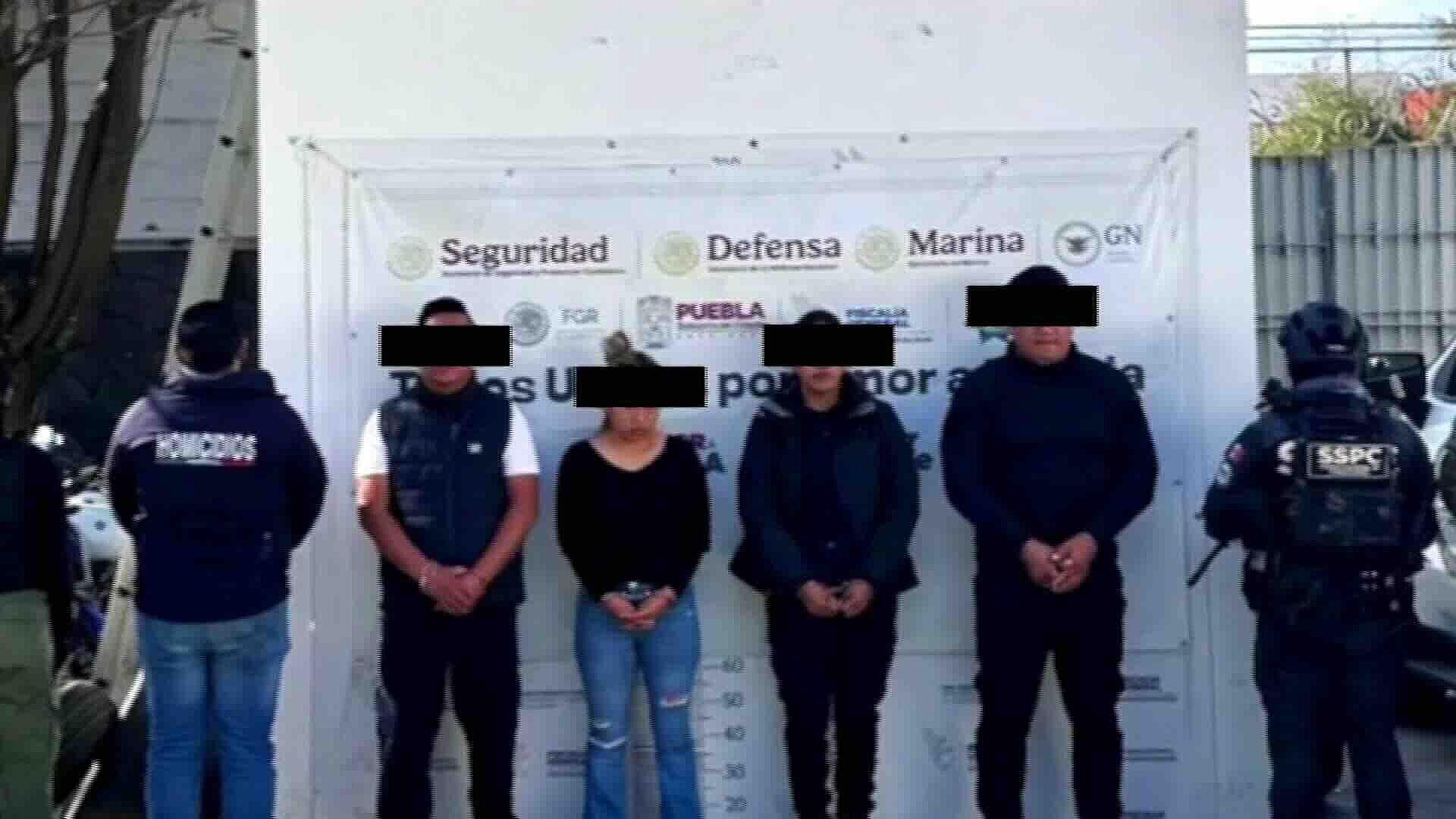 Detienen a 3 Policías y Mujer por Presunta Relación con "La Barredora" en Puebla