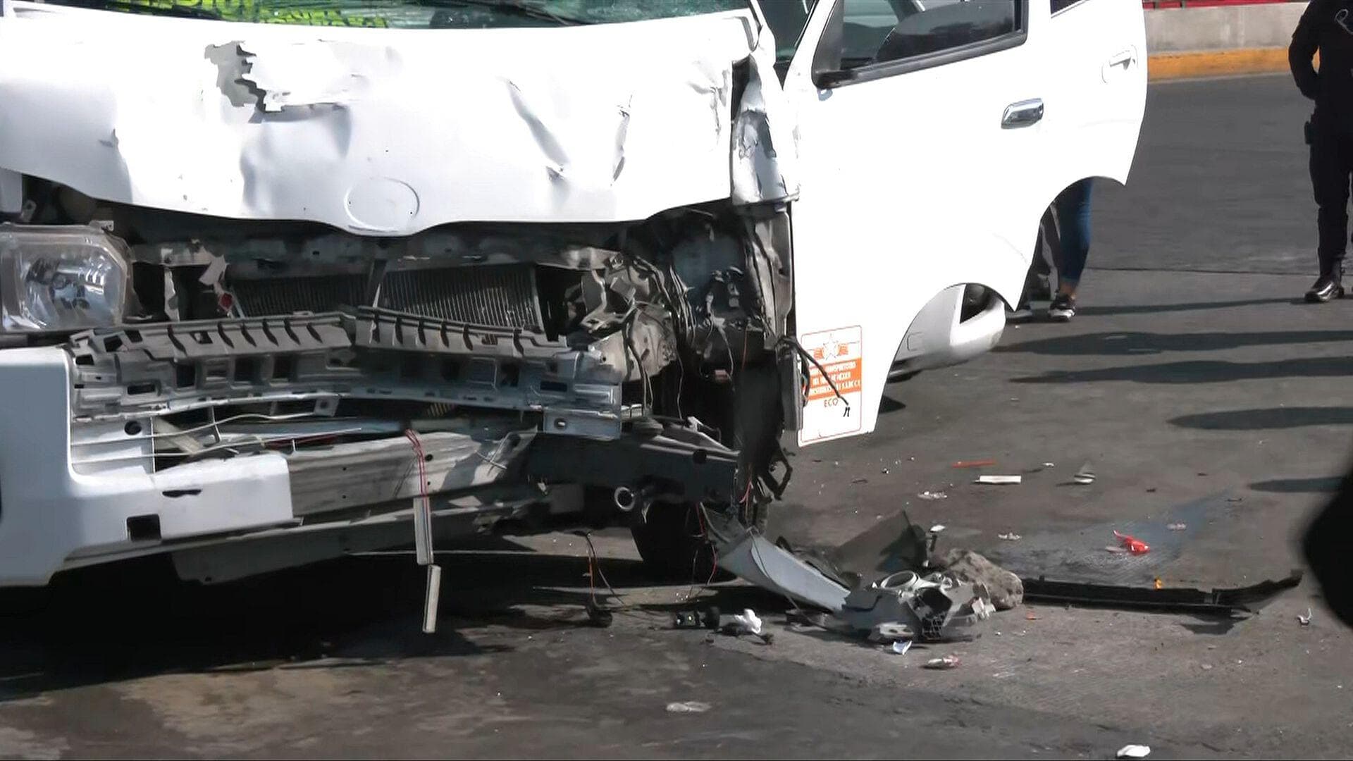 14 Personas Resultan Heridas en Choque de 2 Combis en Indios Verdes, CDMX