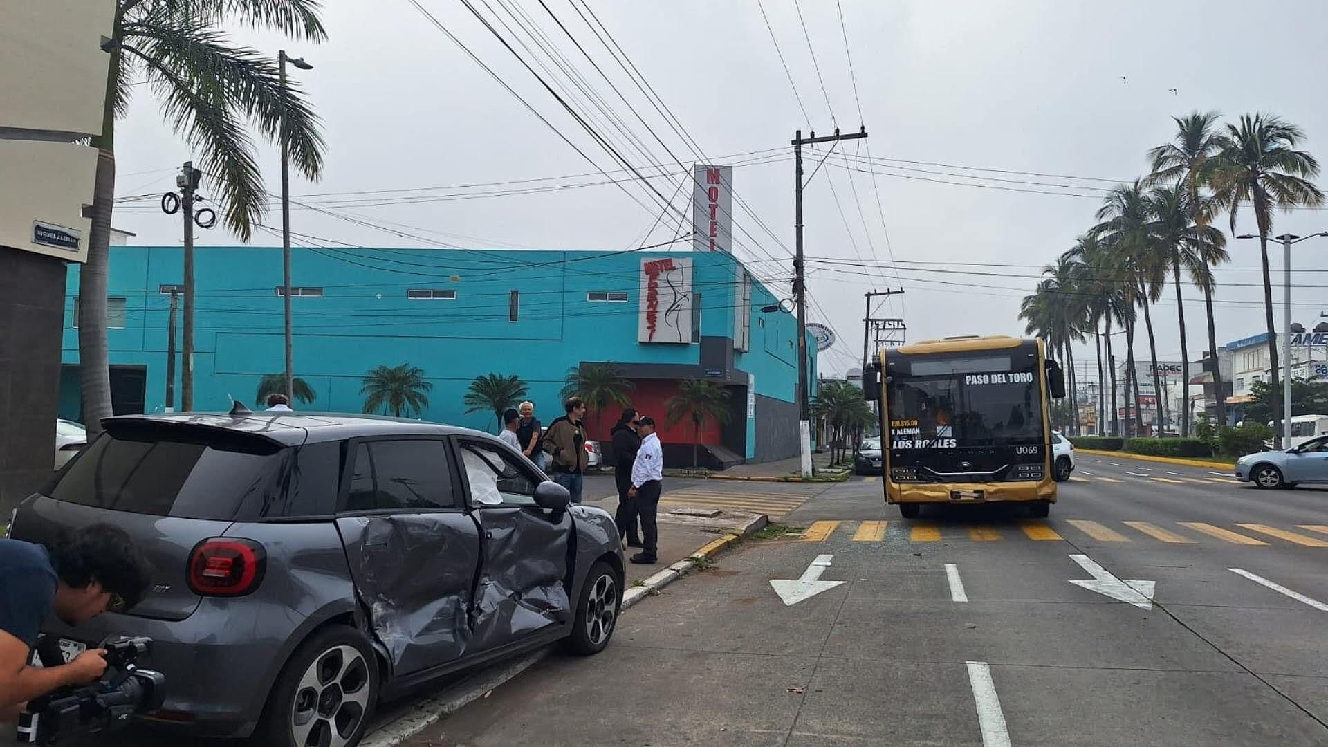 Camión Ulúa Impacta a Automóvil Particular en la Av. Miguel Alemán de Veracruz