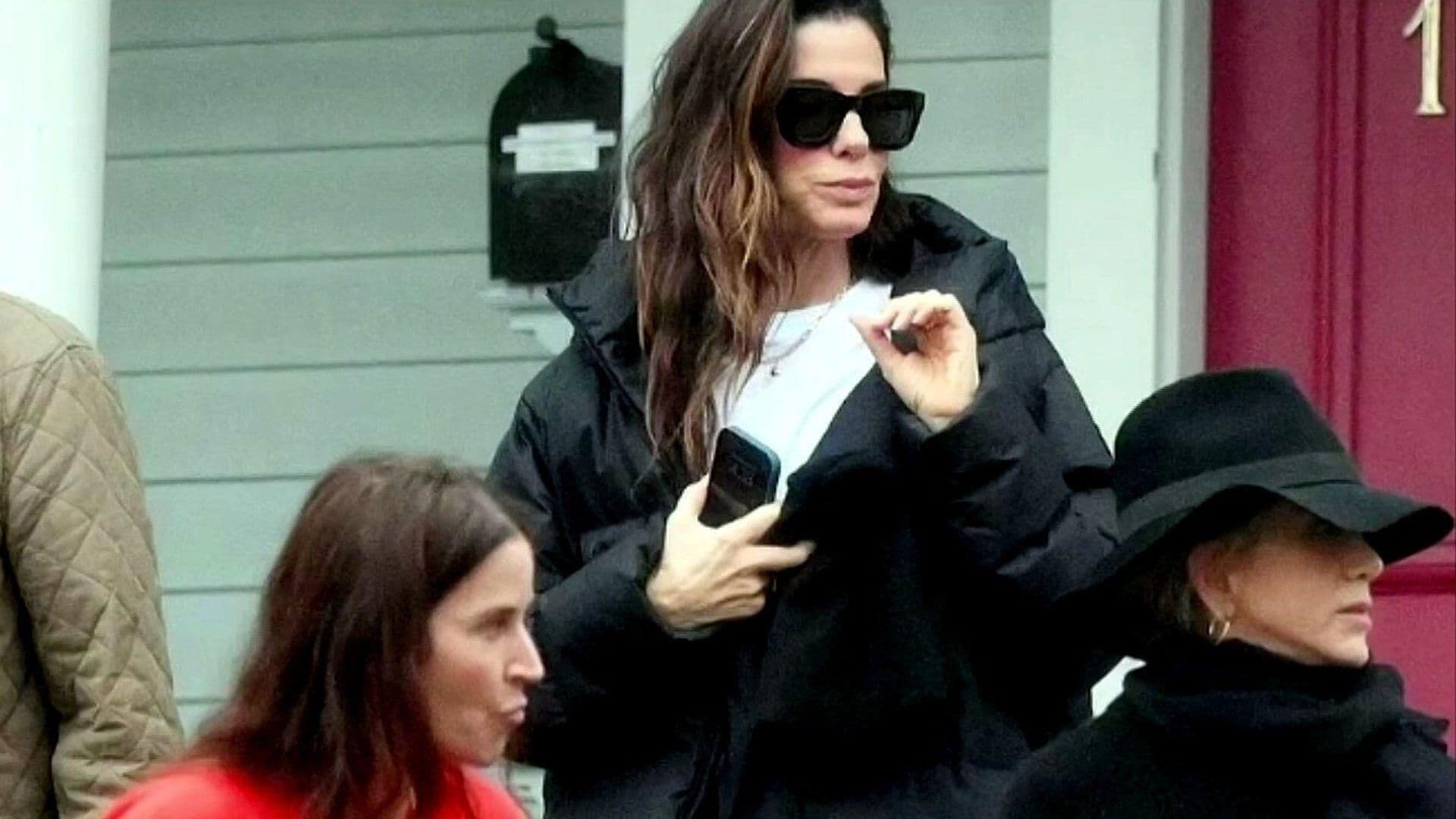 Sandra Bullock, Jennifer Aniston y Amanda Anka Acuden al Cirujano Plástico