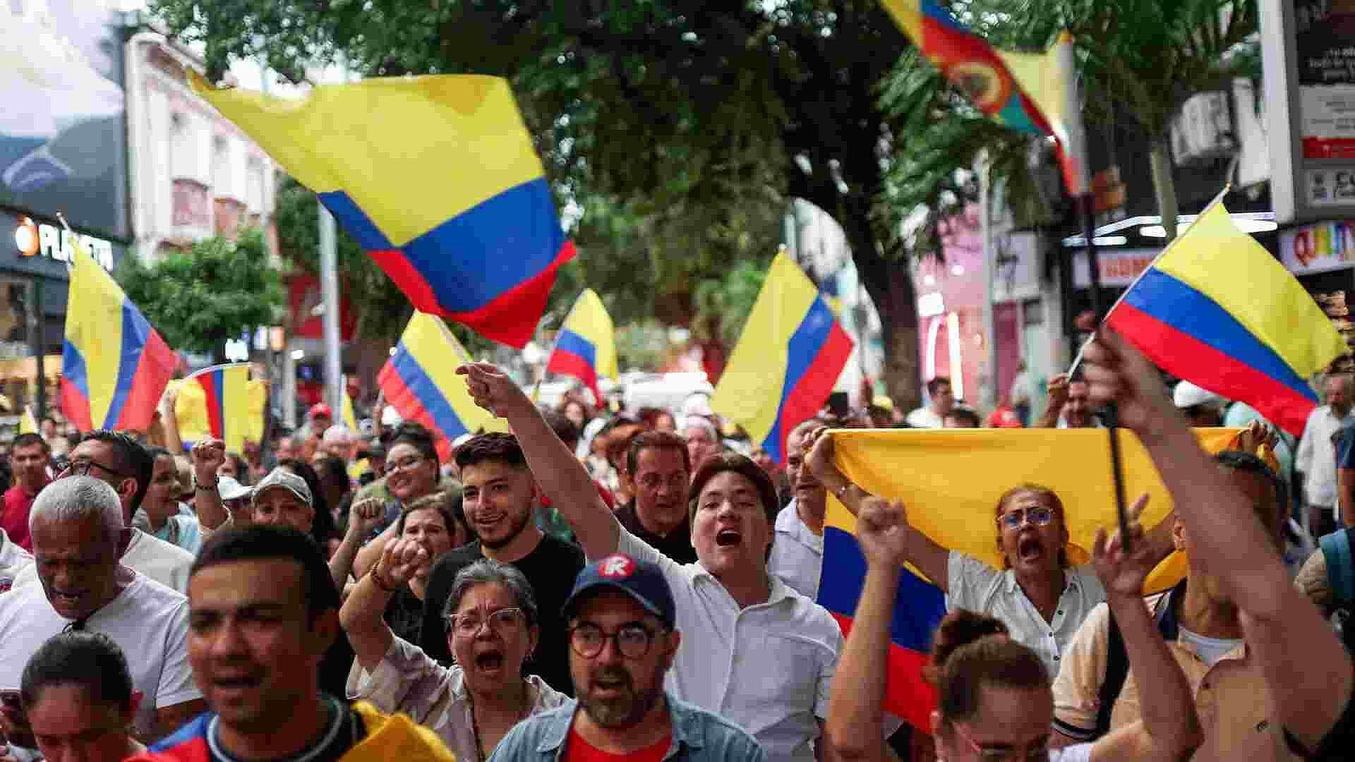 ¿Qué Pasa en Colombia? Manifestantes Toman las Calles en Apoyo a Gustavo Petro