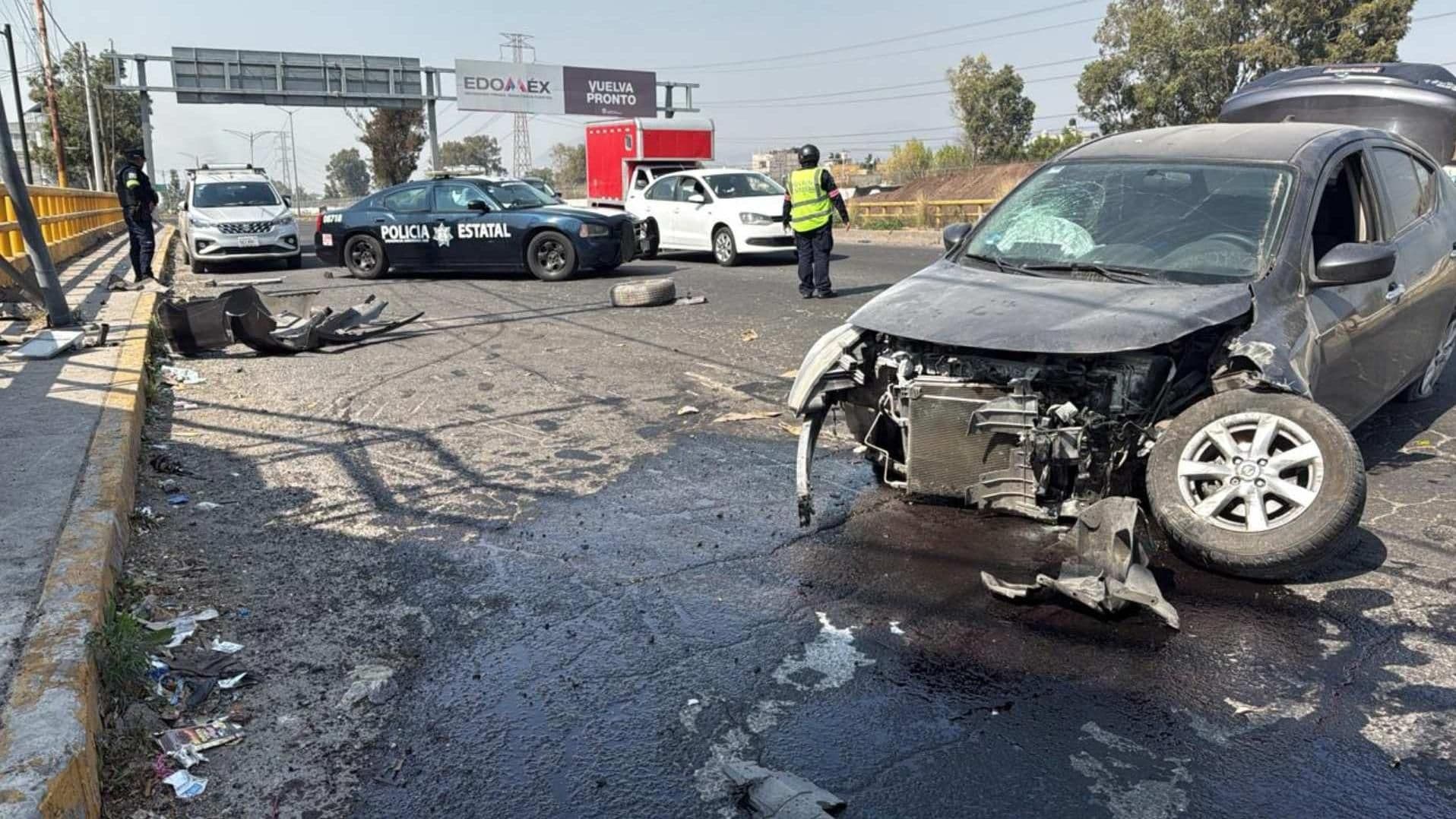 Auto Pierde el Control y Choca contra un Poste al Esquivar a Ciclista en Neza, Edomex