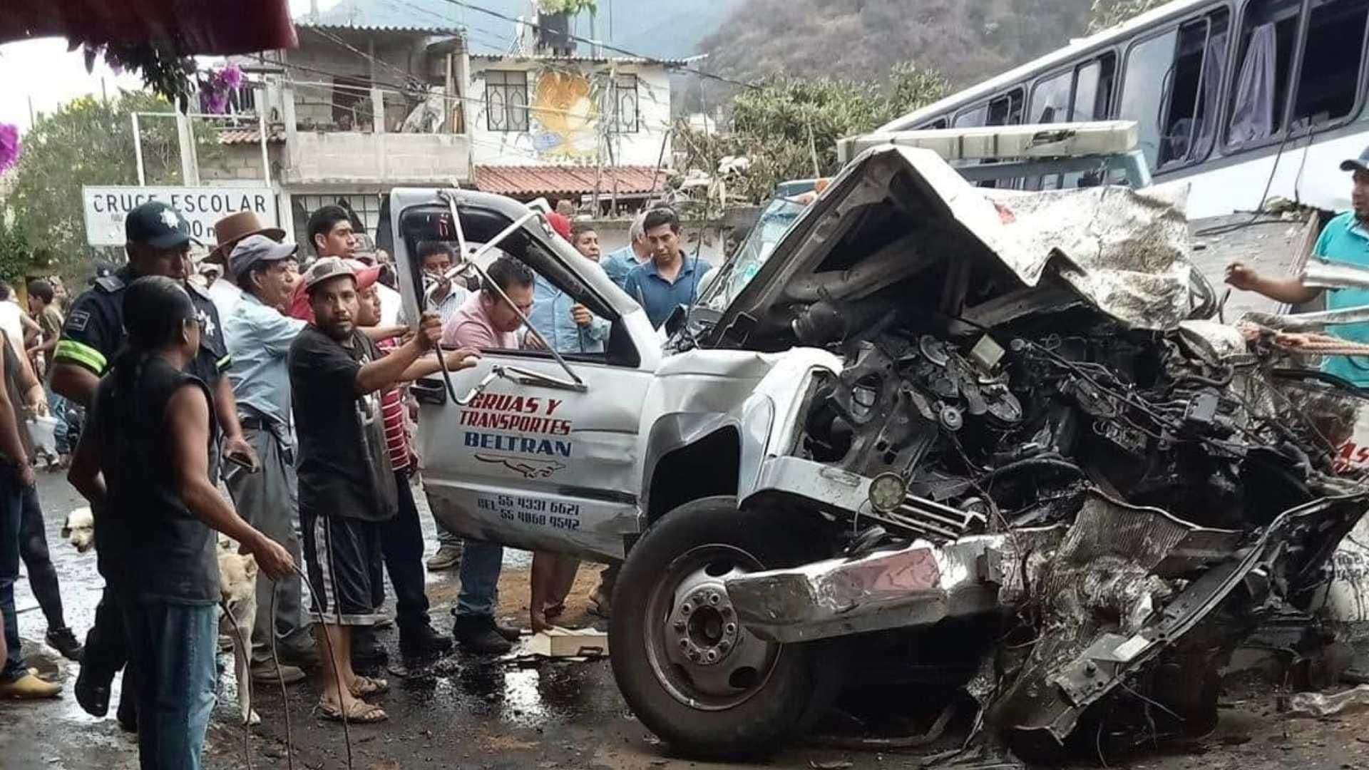 Suman 3 Muertos tras Aparatoso Choque de Autobús con Peregrinos en Malinalco