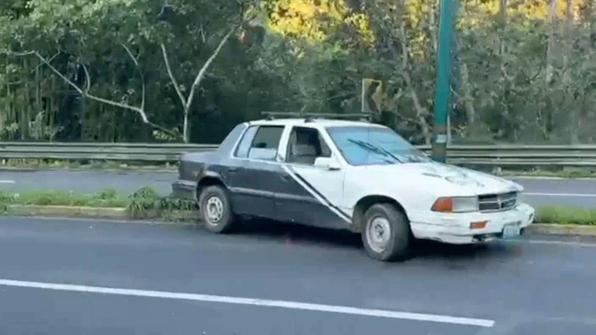 Vehículo es Presuntamente Abandonado en la Carretera Xalapa-Coatepec; Autoridades Investigan