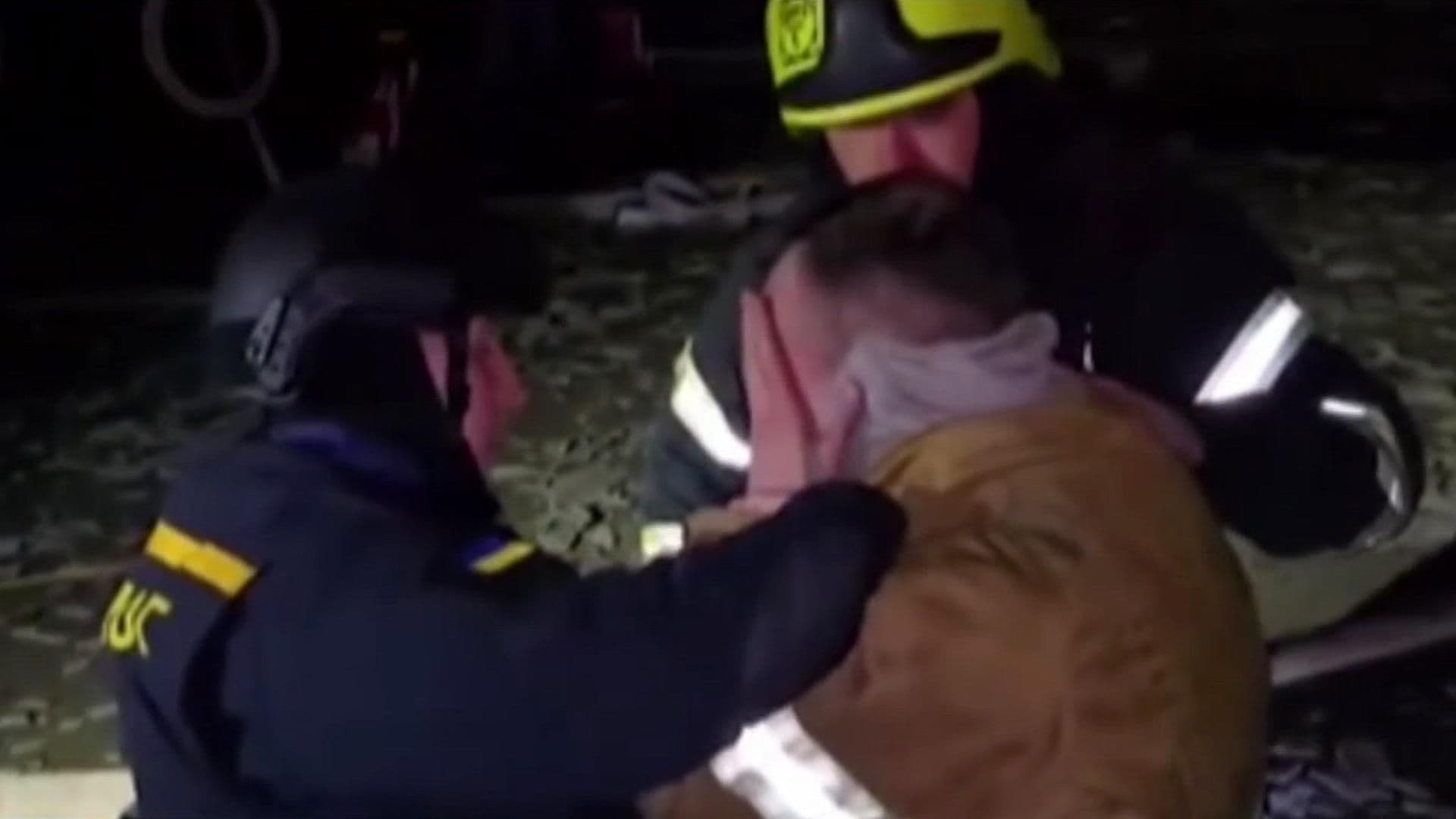 Video: Bombero Descubre que Su Padre Está entre los Muertos Tras Ataque en Járkov, Ucrania