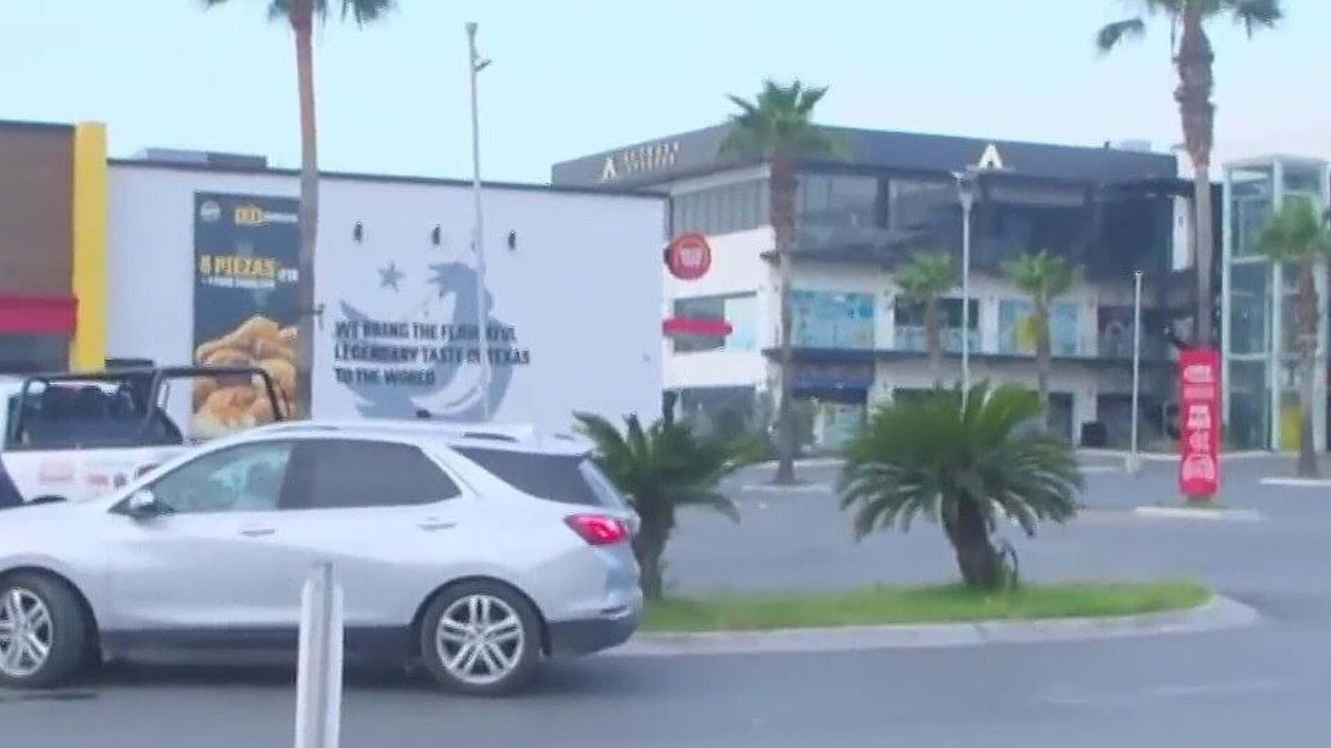 Golpean a Hombre en Plaza Pública en Escobedo