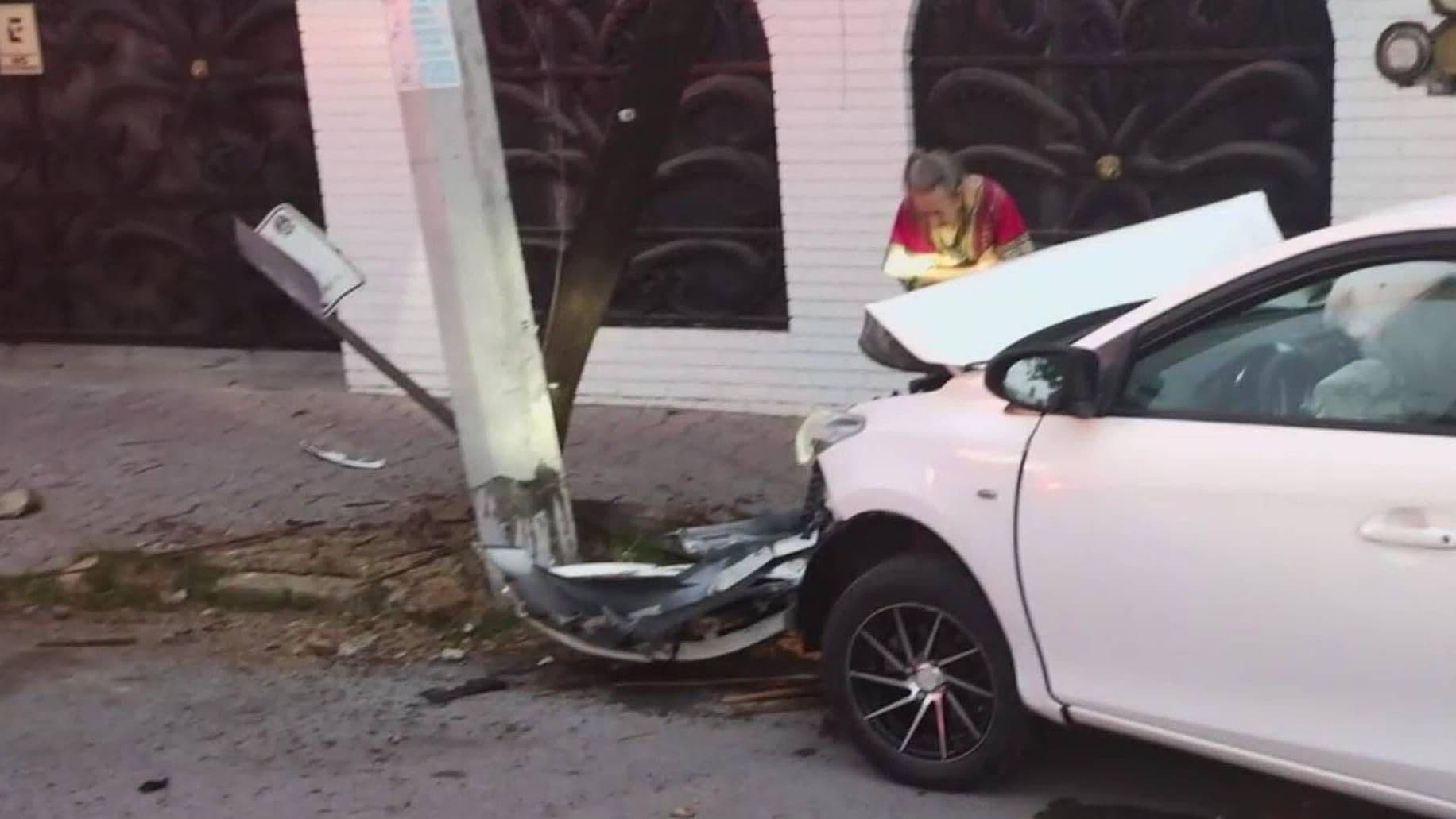 Choca Contra Poste y Huye en Ave. Paseo de los Leones en Monterrey