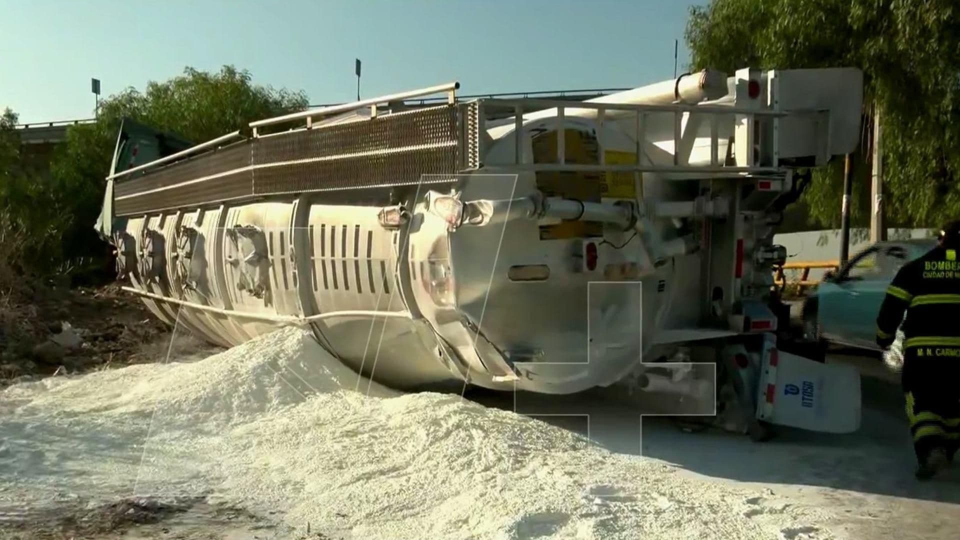 Siguen Maniobras para Retirar Tráiler Volcado en La Curva del Diablo del Periférico Río de los Remedios, en la GAM