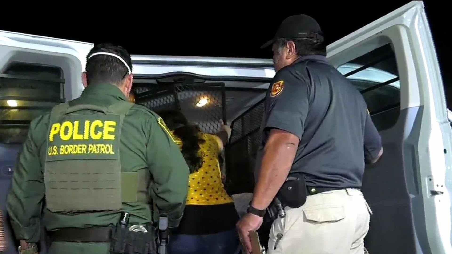Gobernadora de Iowa, EUA, Firma Polémica Ley contra Migrantes