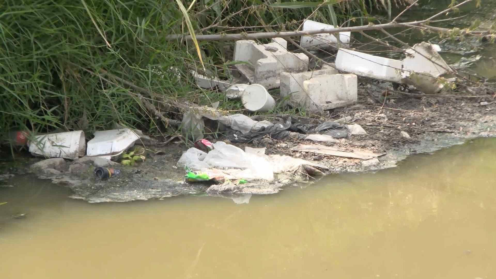 Vecinos de la Colonia Tonatiuh Denuncian Basura y Malos Olores que Tiran Sobre el Dren
