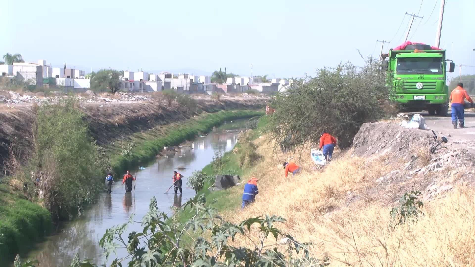 Labores de Limpieza Son Realizados en Dren del Arenal en la Colonia Tonatiuh