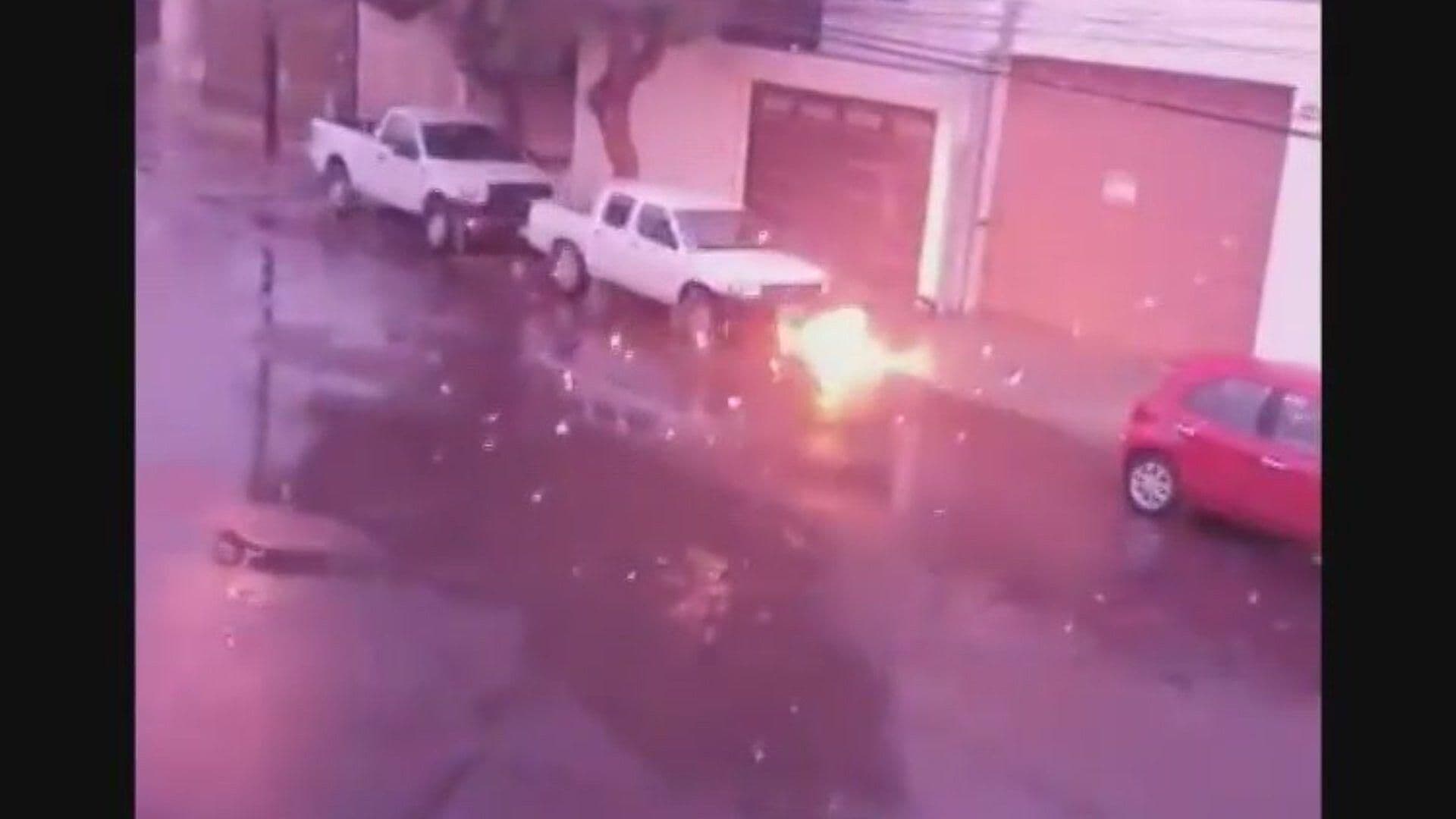 Cae Rayo y Genera Cortocircuito e Incendio en Mitras