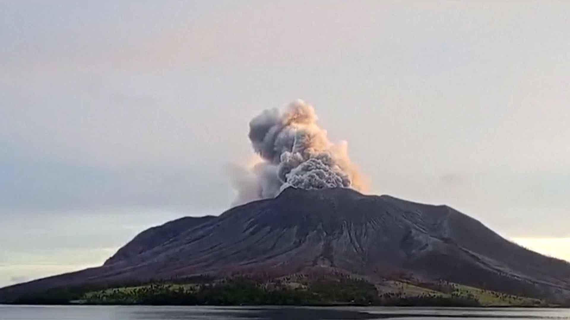 Alerta Máxima en Indonesia por Erupción del Volcán Ruang