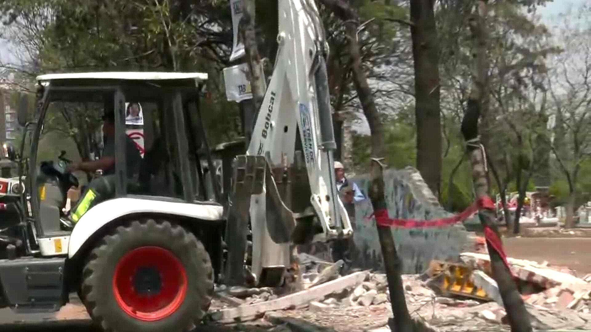Retiran Escombros de Panteón San Isidro en Azcapotzalco, Tras Caída de Barda