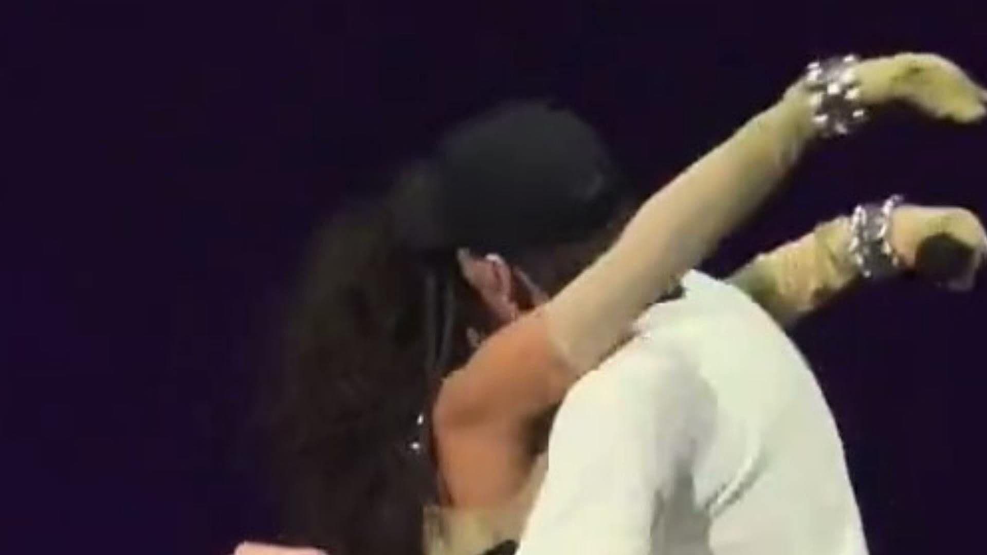 Peso Pluma y Anitta Bailan Súper Pegaditos, Después del Beso en Coachella