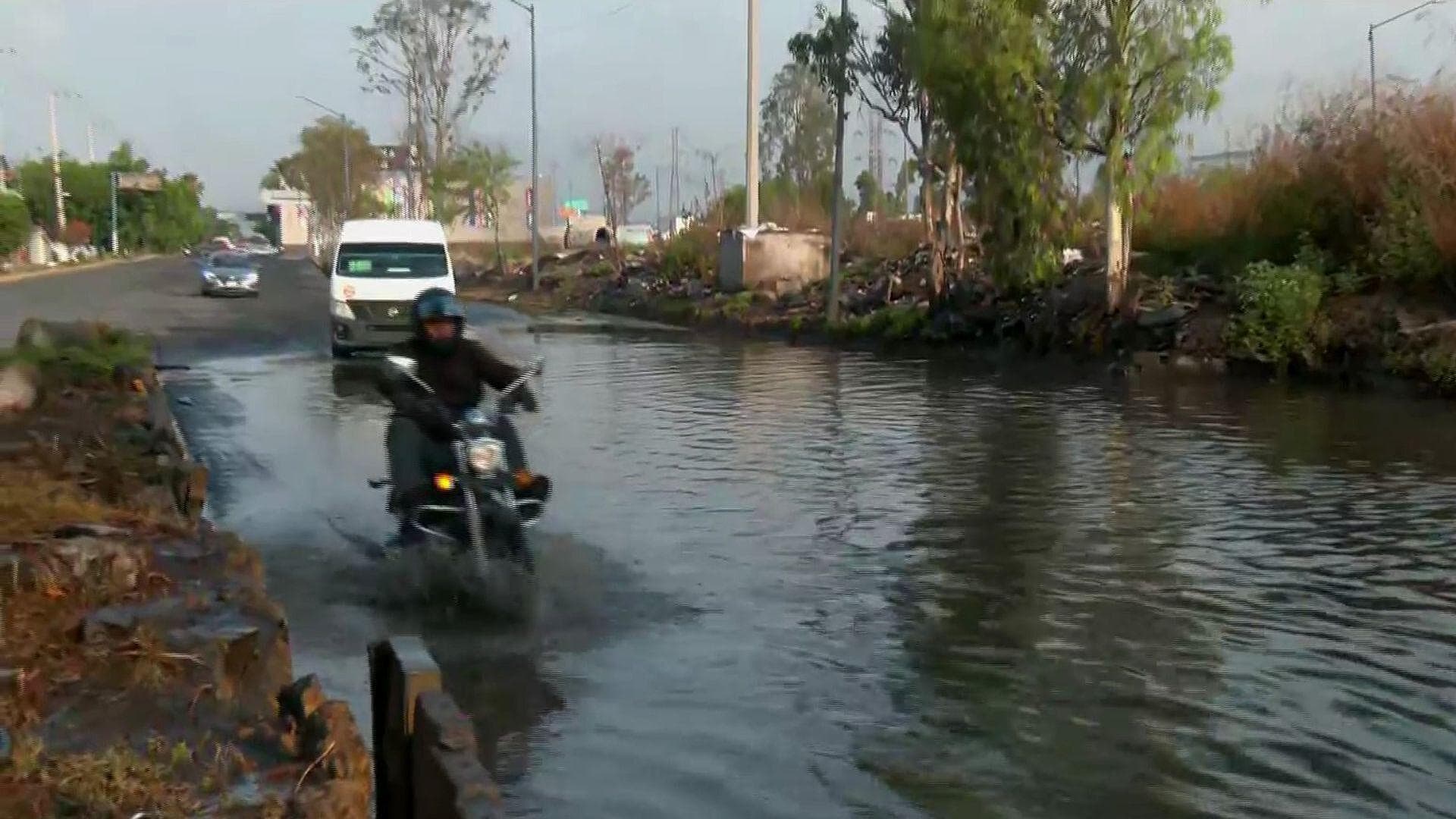 Se Reportan Grandes Encharcamientos Sobre Periférico Río de los Remedios, en Edomex, Tras Lluvias