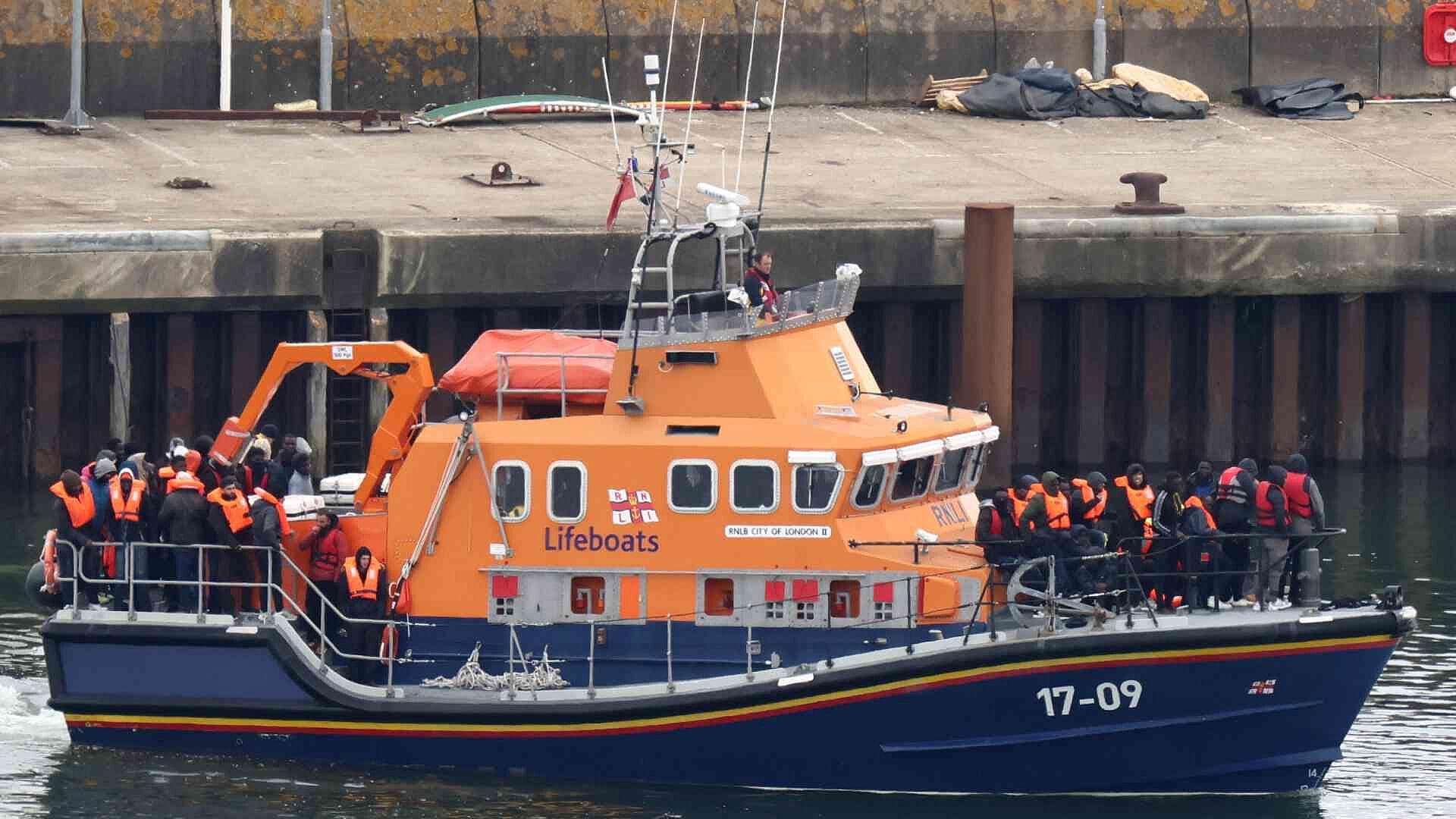 Rescatan a Migrantes en Canal de la Mancha; Serán Repatriados