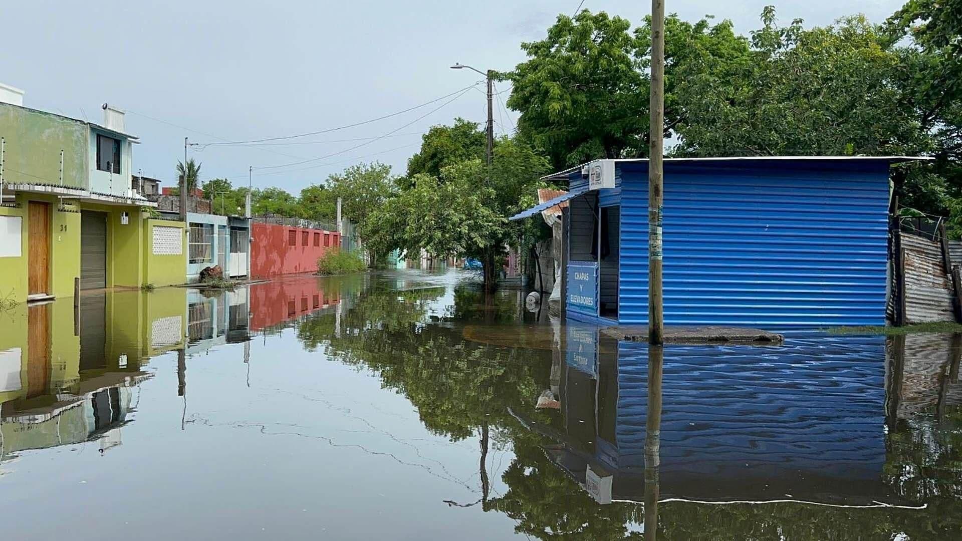 Desbordamiento de Laguna Lagartos Causa Inundación en la Avenida Veracruz