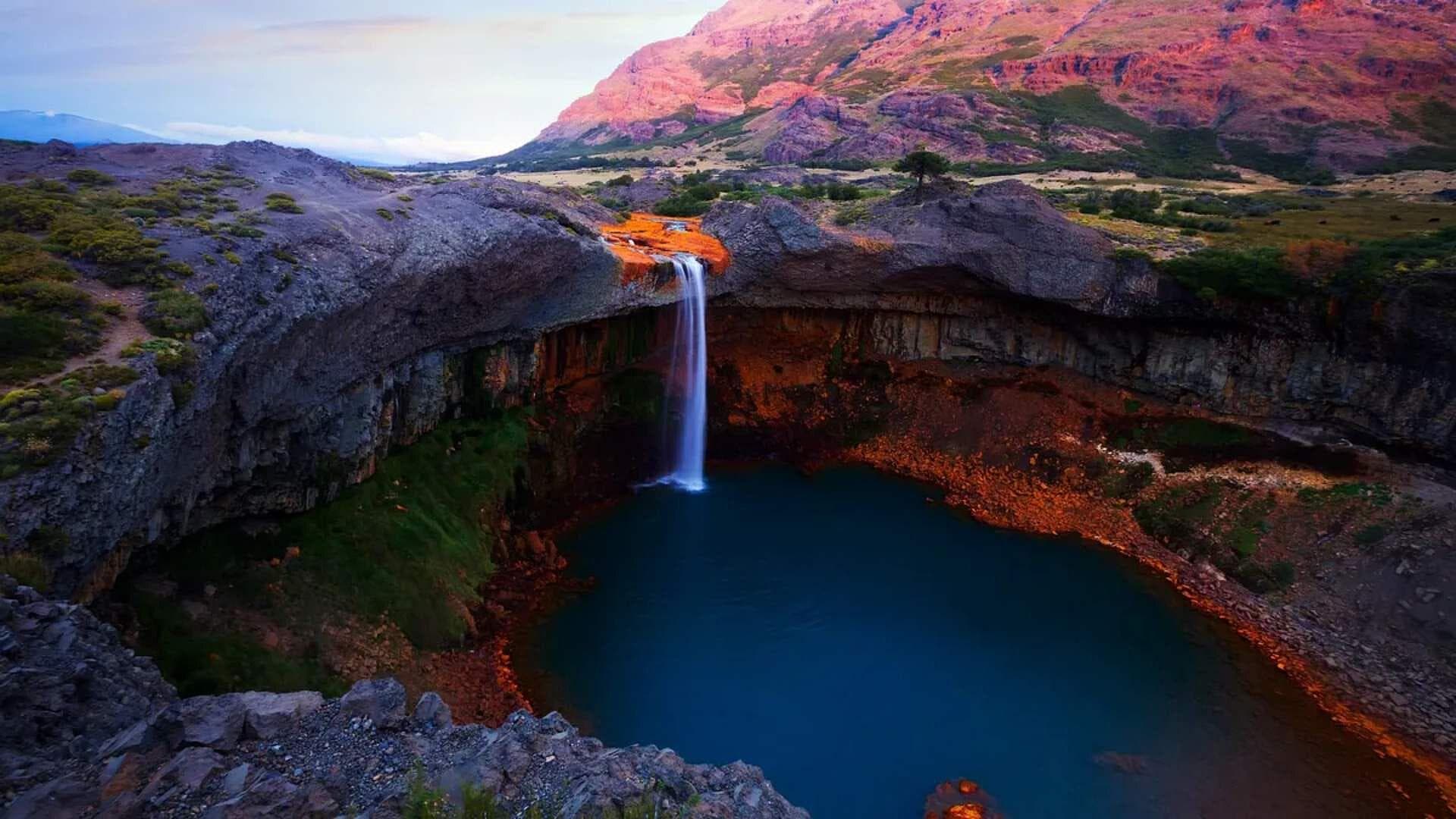 Cascada y Montañas Colorean la Majestuosa Patagonia
