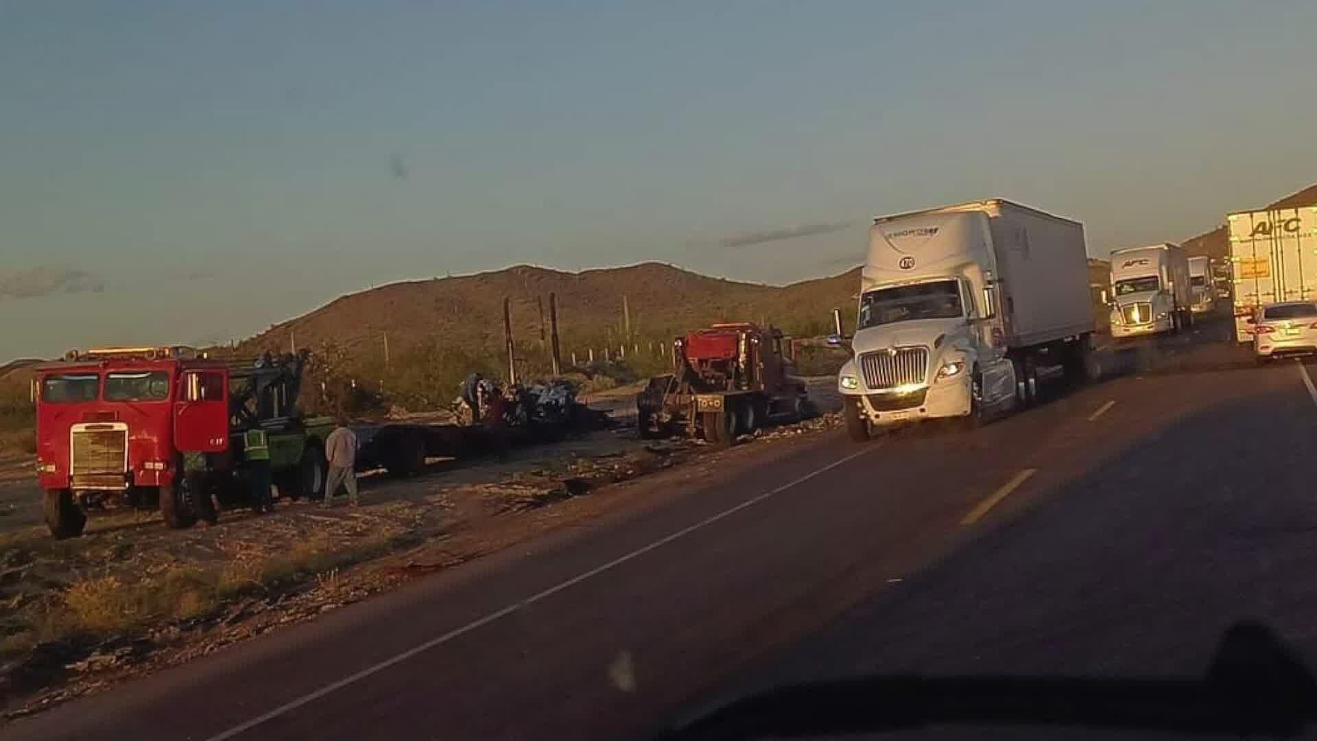 Grupo Armado Incendia Camiones de Carga en la Carretera Sonoyta - SLRC