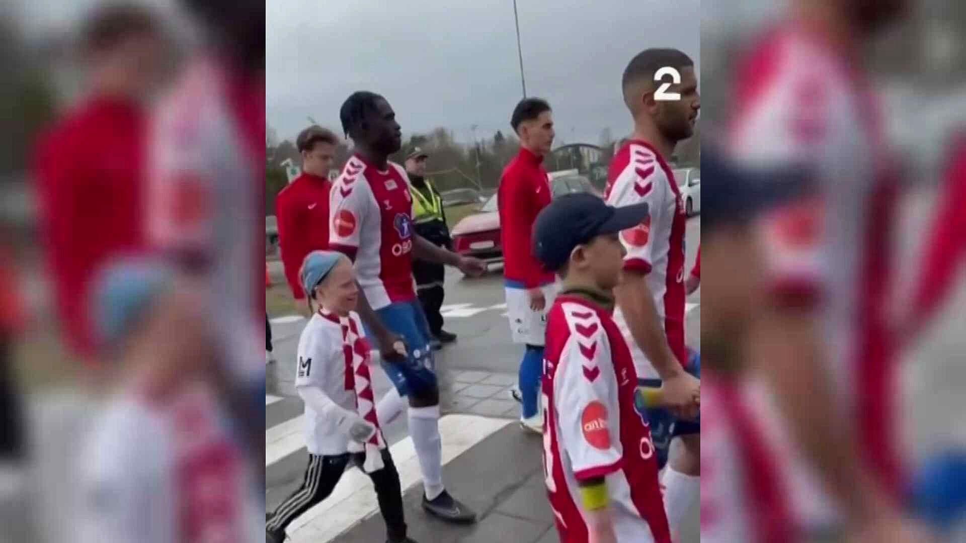 Jugadores del Equipo Kfum Oslo Cruzan la Calle para Entrar al Estadio