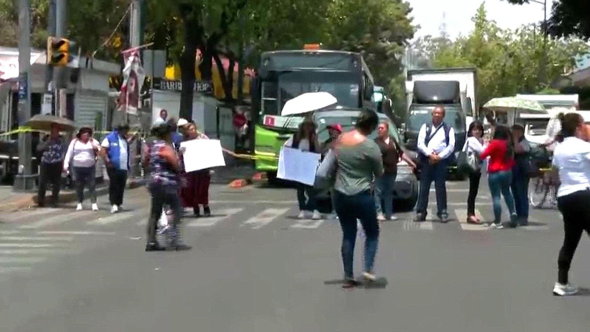 Bloqueo en Fray Servando y Bolívar Provoca Rezago Vehicular