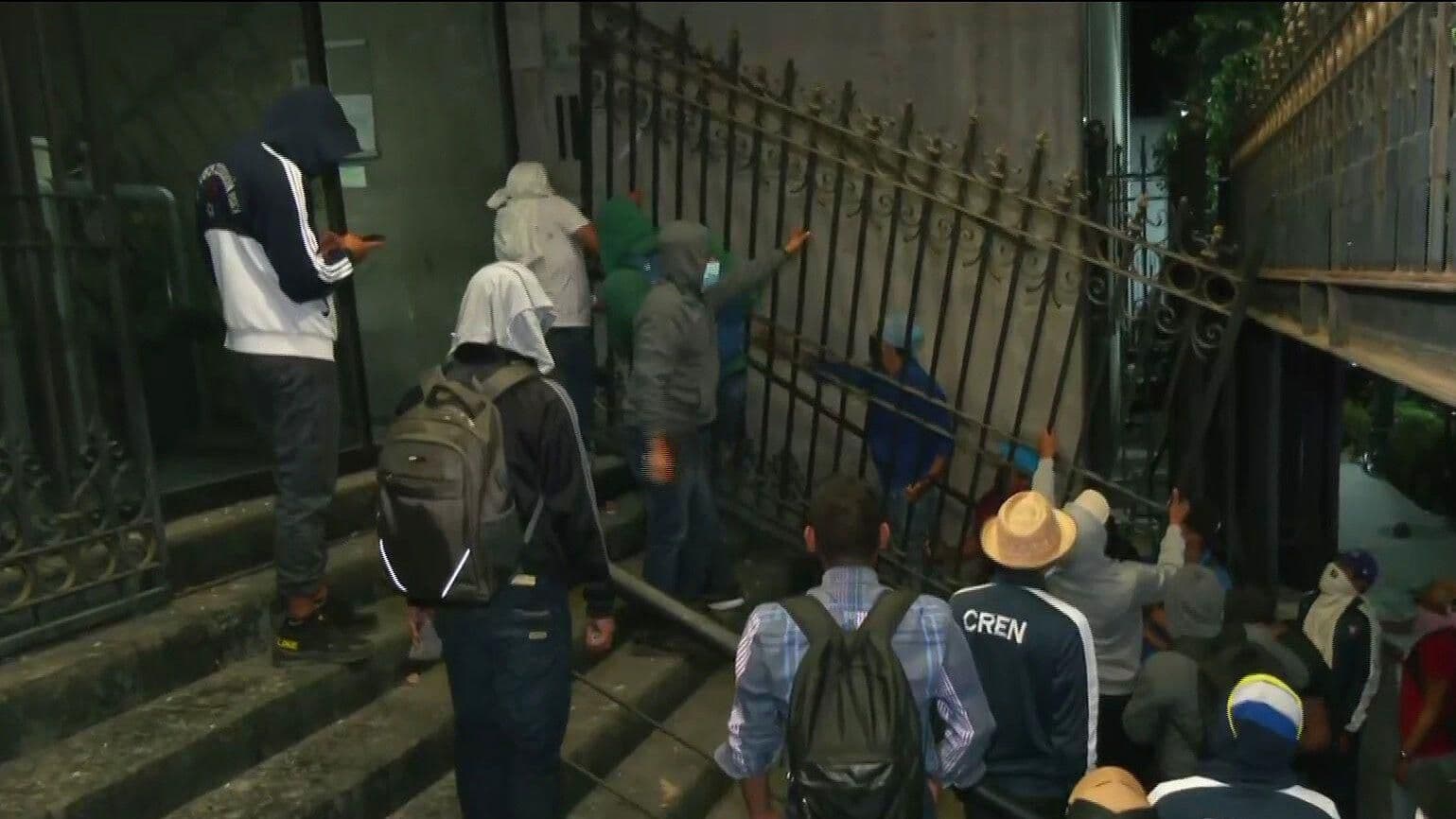 Normalistas de Guerrero Intentan Ingresar a la Fuerza a Segob