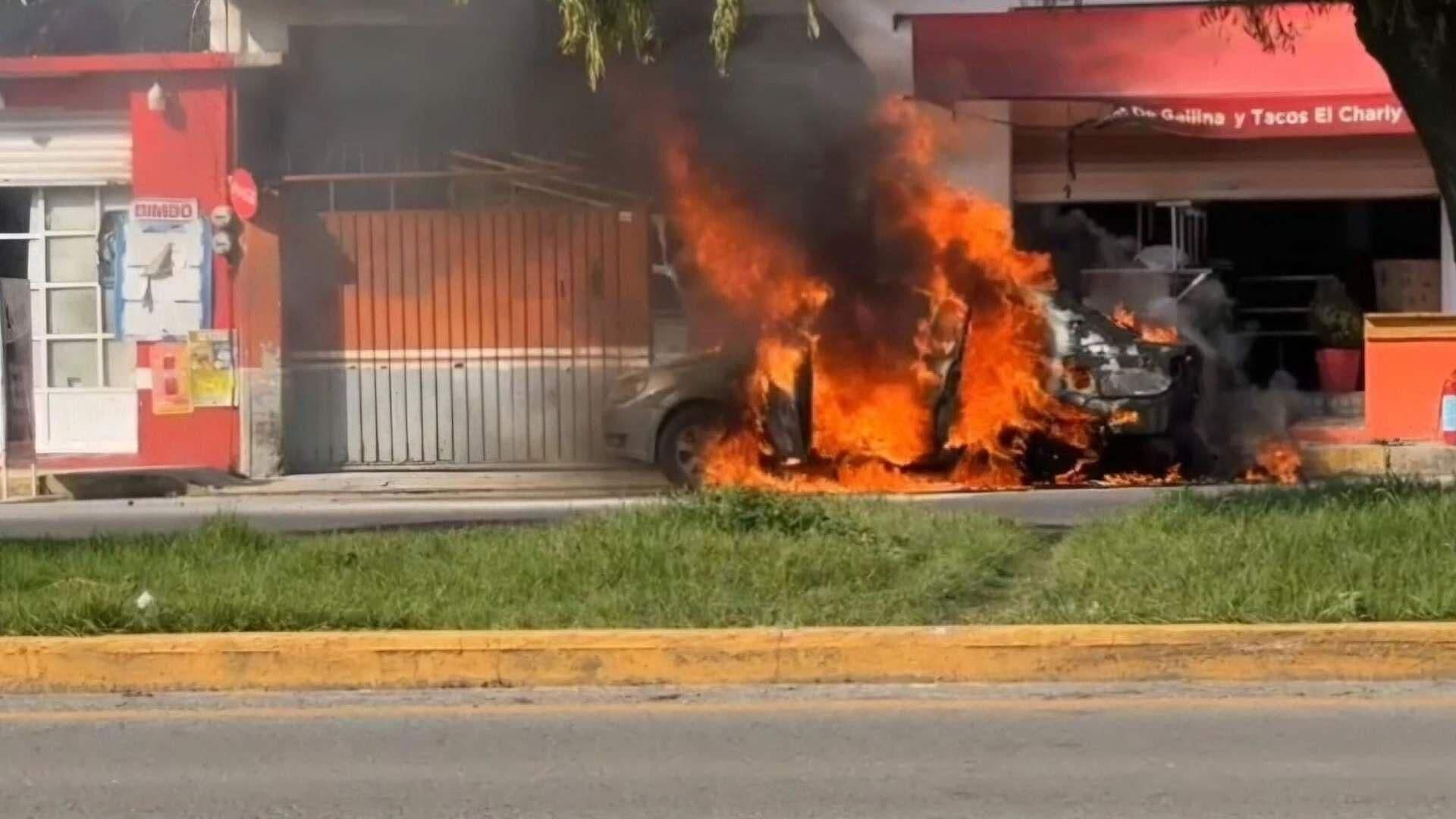 VIDEO: Auto Explota y Queda Envuelto en Llamas sobre Carretera Toluca-Tenango