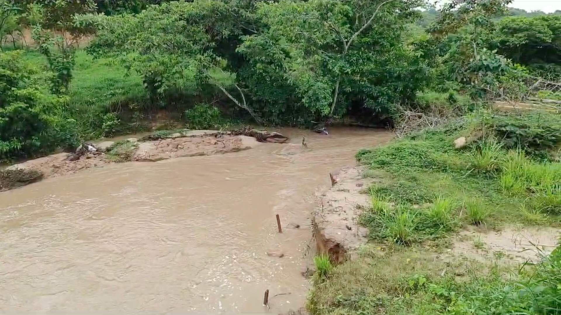 Se Desborda Arroyo Nexmegata en Moloacán, Veracruz, por Lluvias del Frente Frío No. 4