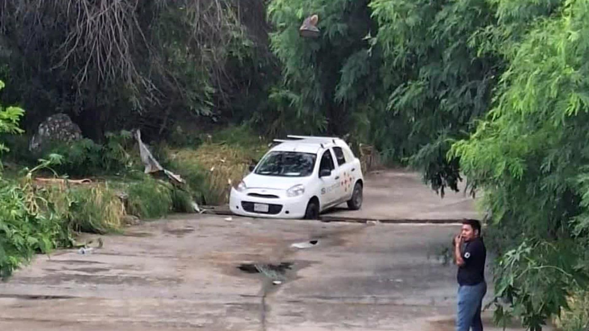 Cae Auto en Arroyo Topo Chico