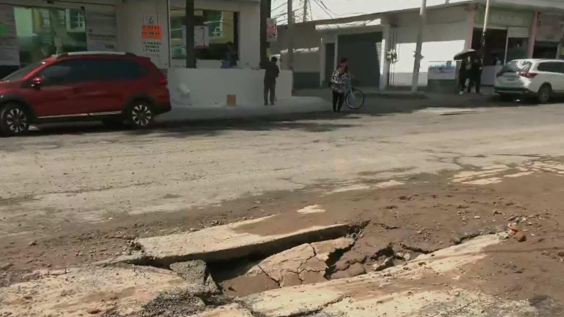 Caen Vehículos en Hundimiento Formado por Fuga de Agua en la Av. Cuautepec, en la GAM