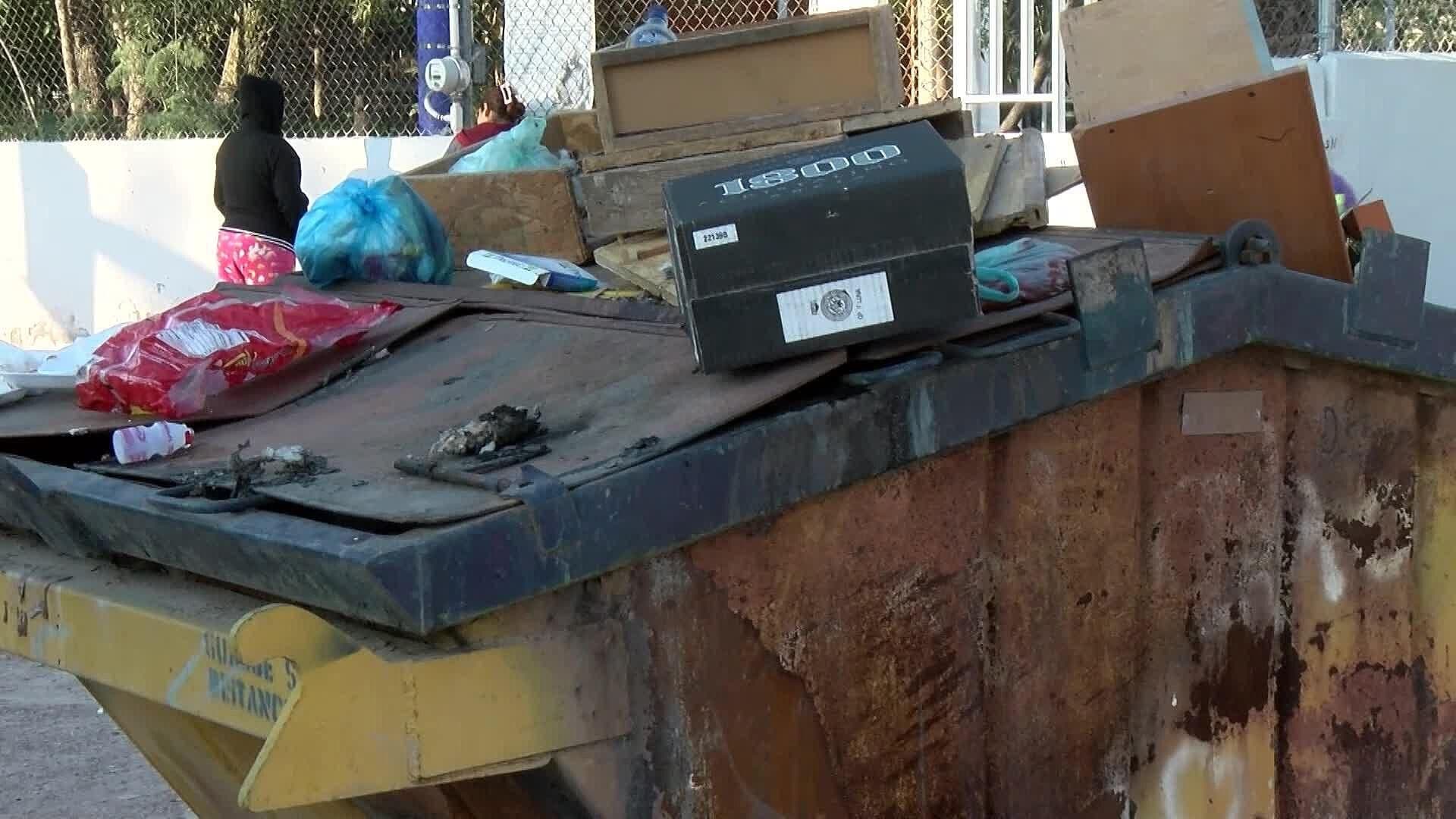 Vecinos Denuncian Contenedores de Basura Colapsados en San Ignacio y Soledad