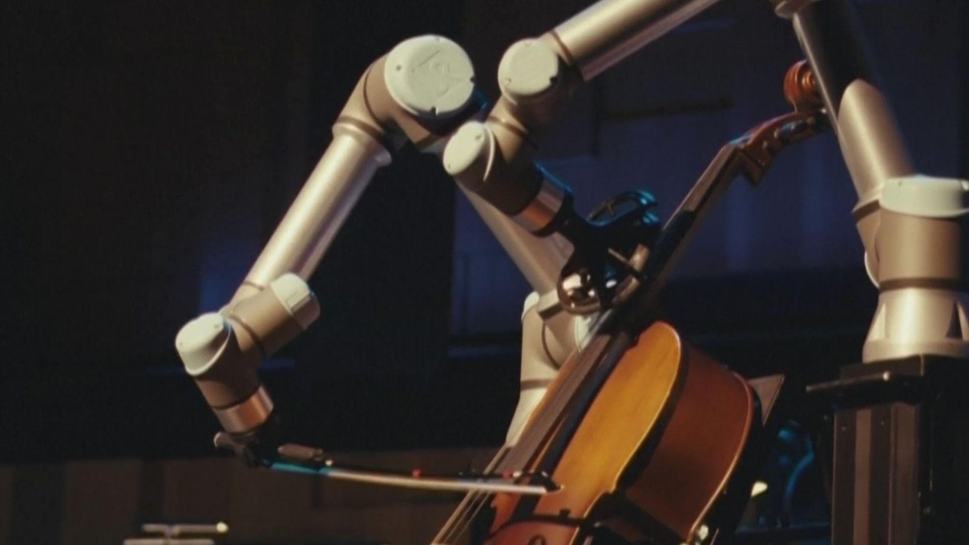 VIDEO: ¡Increíble! Robot Toca Violonchelo Junto a Orquesta Sinfónica de Malmö, en Suecia