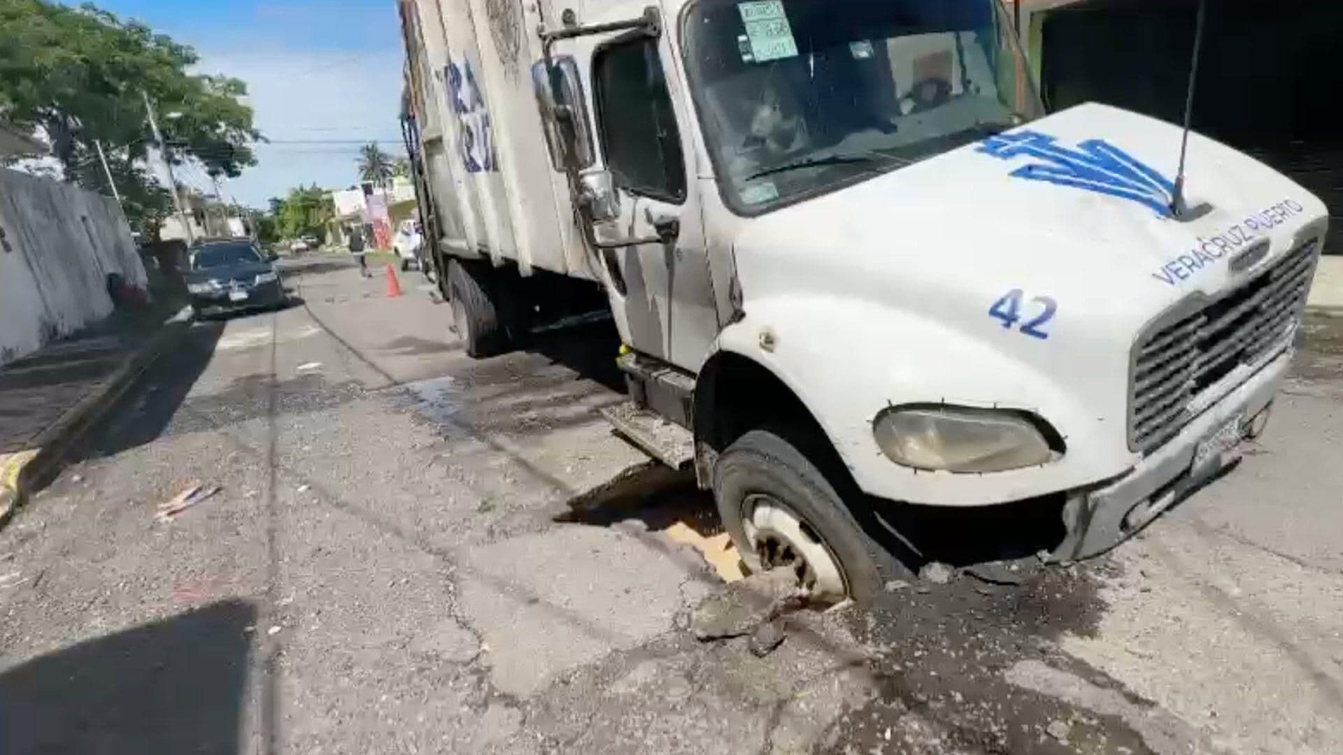 Camión de Limpia Pública Cae en Socavón en Playa Linda, Veracruz