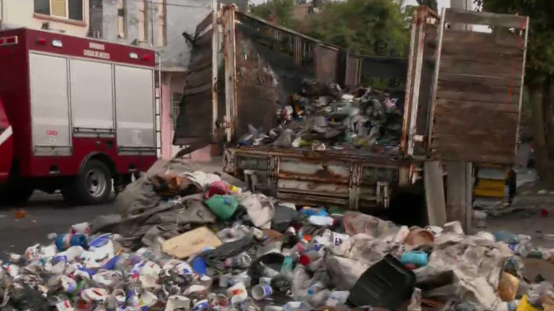 Se Incendia Camioneta con Basura en la Colonia Gertrudis Sánchez, Gustavo A. Madero, CDMX