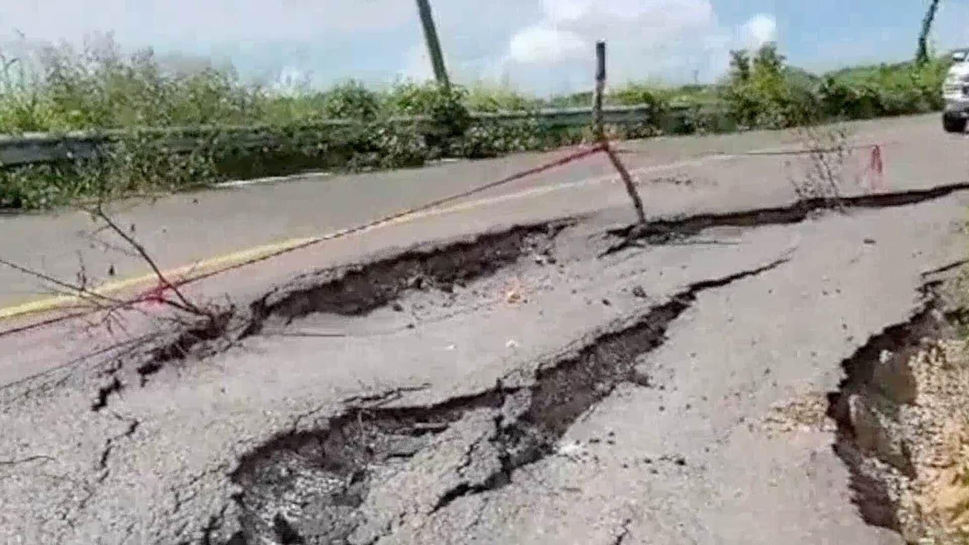 Cierran Circulación en Carretera Hidalgotitlán-Minatitlán por Socavón