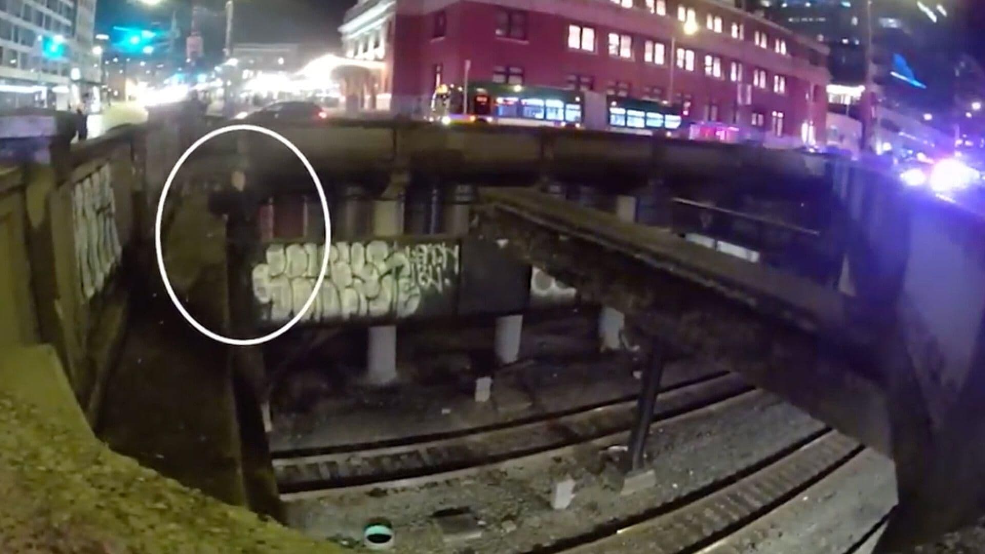 Policía de Seattle Salva a Hombre de ser Atropellado por el tren