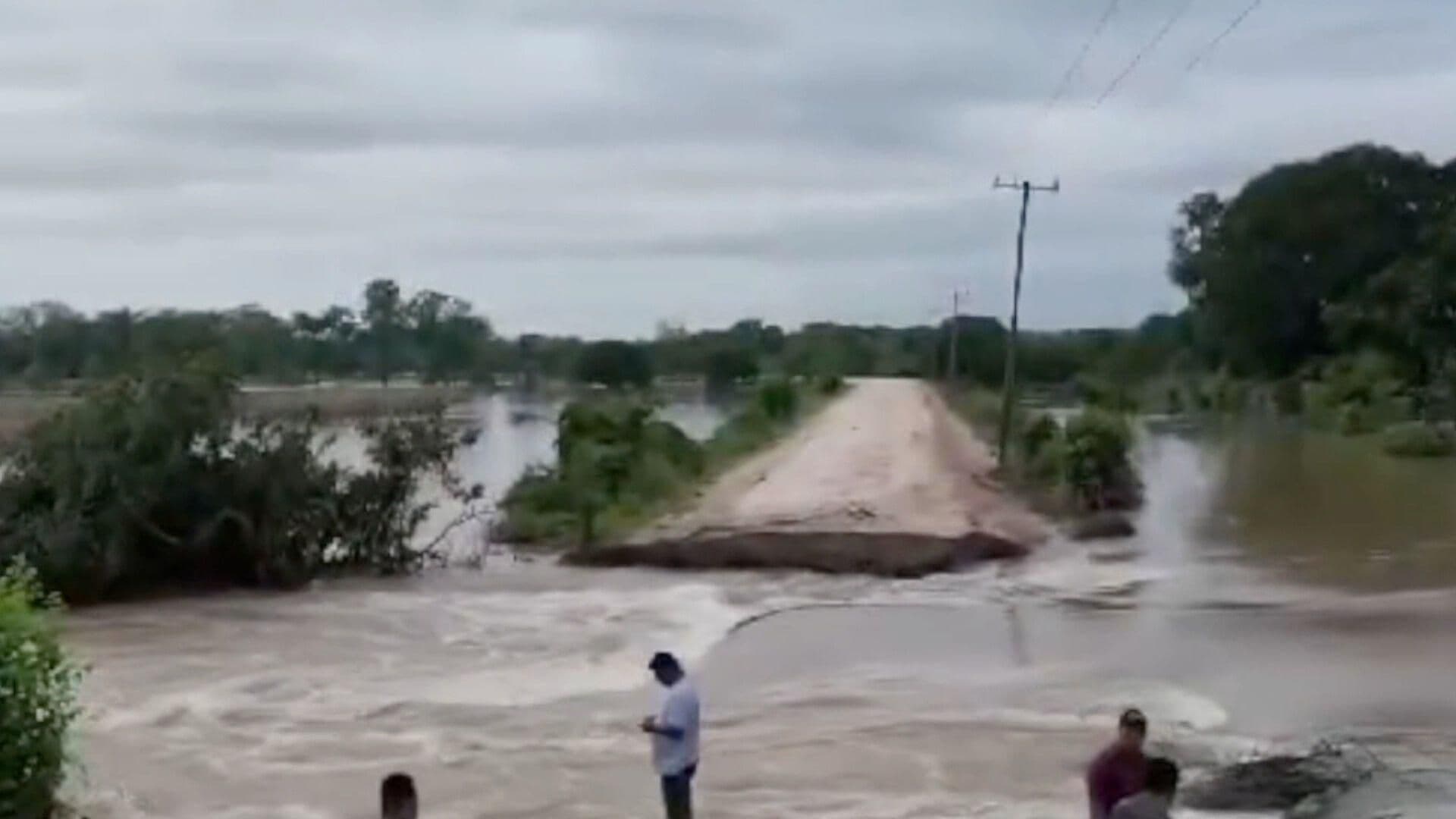 Desbordamiento de Río Mantiene Incomunicados a los Habitantes de Hidalgotitlán