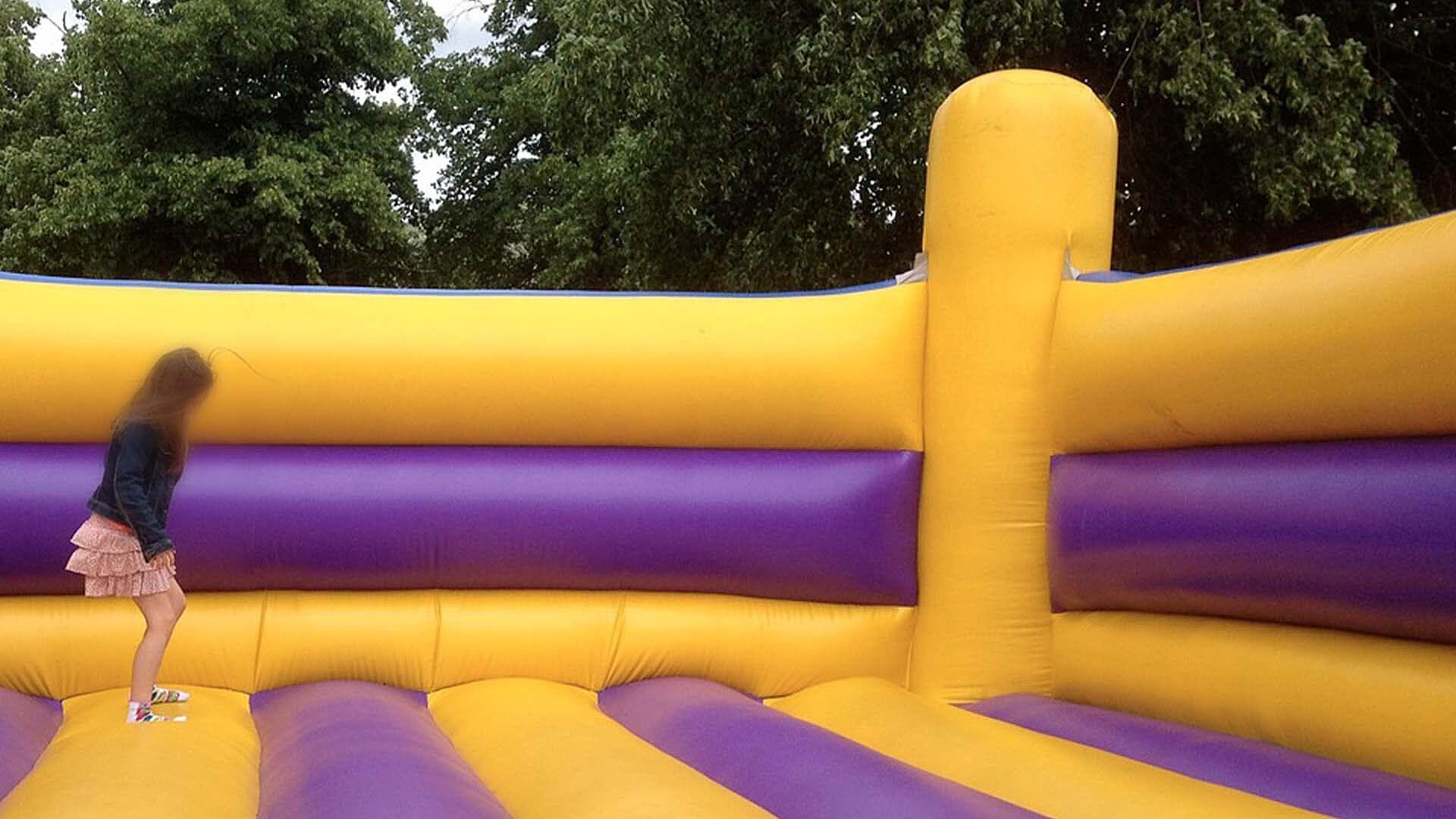 Menor 5 Años Muere tras Caer de Inflable en Zapata, Texas