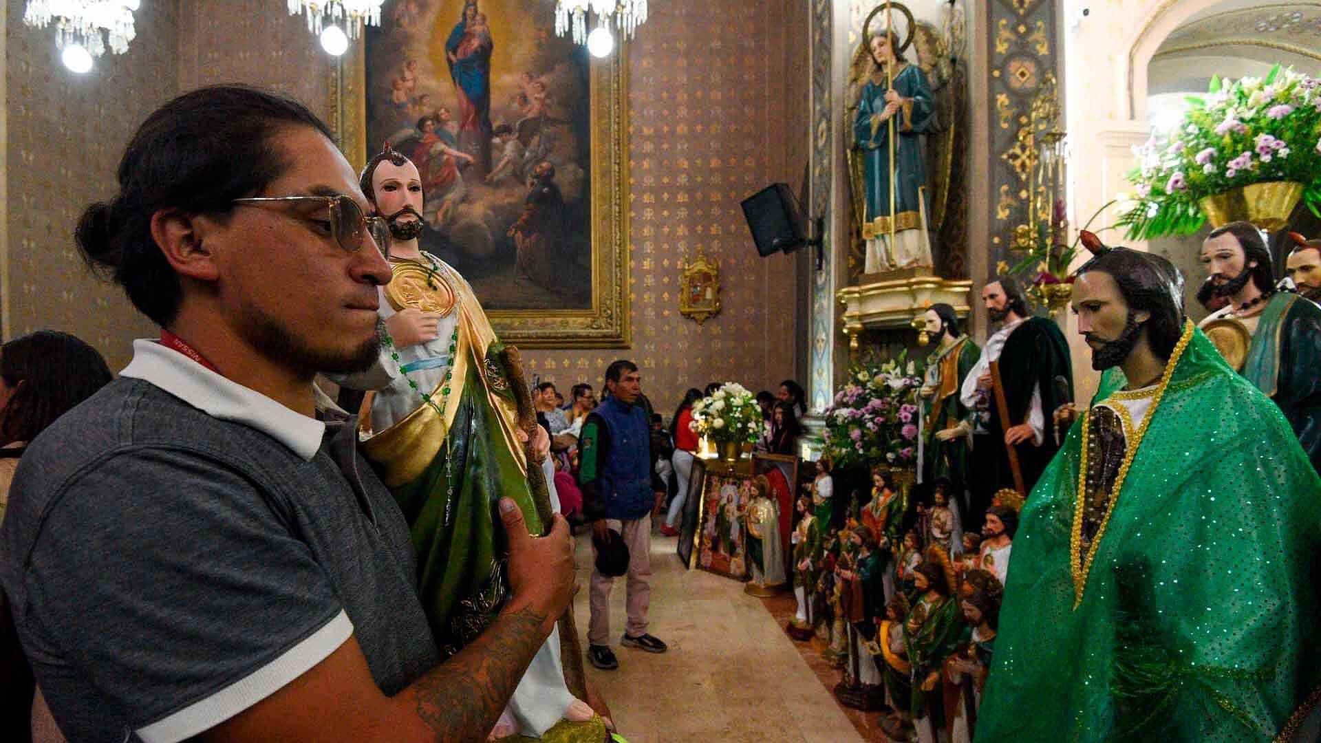 ¡Les Cierran! Decenas de Fieles se Quedan Sin Ver a San Judas por Horario en San Hipólito